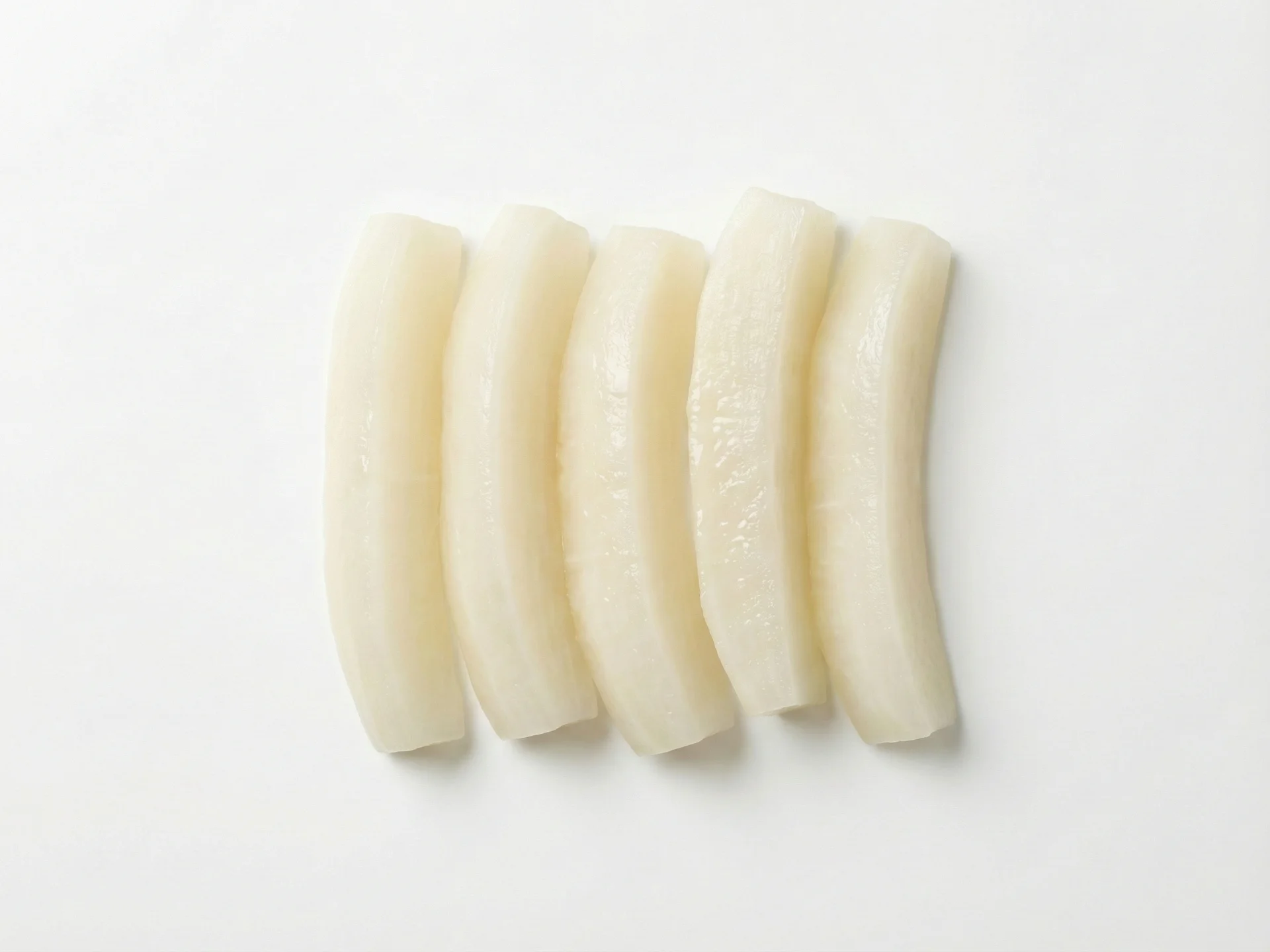 Pro batolata od 12 měsíců můžete podávat uvařený daikon v různých formách, jako jsou pečené klíny, restované proužky nebo malé množství nastrouhaného syrového. Postupně zavádějte pevnější textury, jak se zlepšují žvýkací schopnosti dítěte, a zařazujte daikon do rodinných jídel, jako jsou polévky, dušená jídla nebo saláty, abyste podpořili zdravé stravovací návyky.
