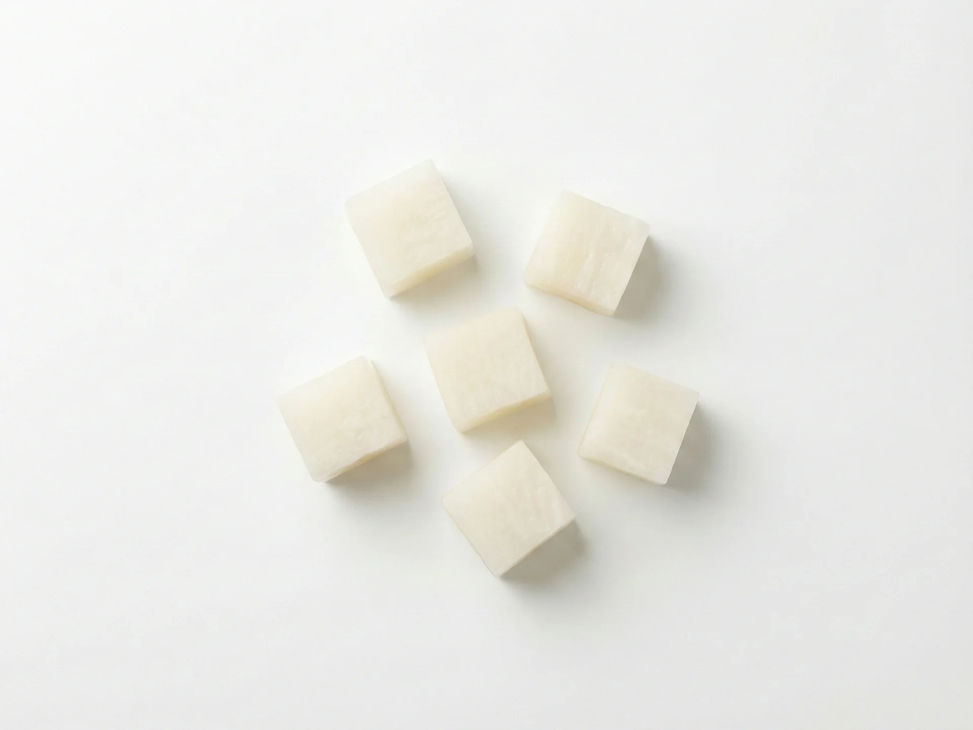 Pro miminka ve věku 6–9 měsíců daikon oloupejte a uvařte do velmi měkka – duste nebo vařte 15–20 minut, dokud se snadno nerozmačká vidličkou. Nakrájejte na dlouhé, silné proužky (asi jako dva dospělé prsty), které může miminko uchopit do pěsti, s jedním koncem vyčnívajícím pro kousání. Případně ho rozmačkejte nebo rozmixujte a podávejte na předem nabité lžičce pro samostatné krmení.