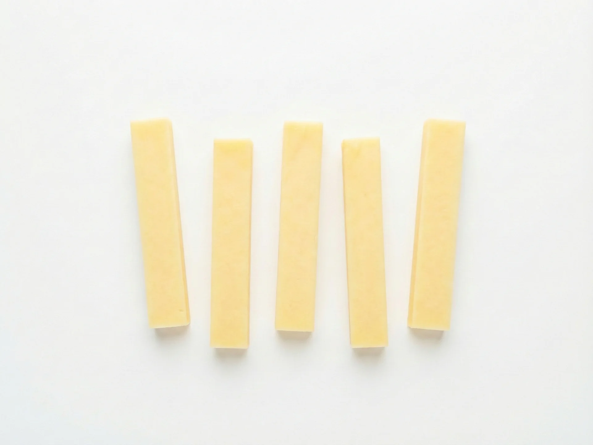 Para bebés de 8 a 12 meses, sirve el queso Edam en lonchas finas y planas o en palitos grandes y fáciles de agarrar, del tamaño de dos dedos adultos. Esta forma reduce el riesgo de atragantamiento y ayuda a tu bebé a practicar el agarre y mordisqueo. También puedes rallarlo finamente sobre alimentos blandos como aguacate o puré de patatas.
