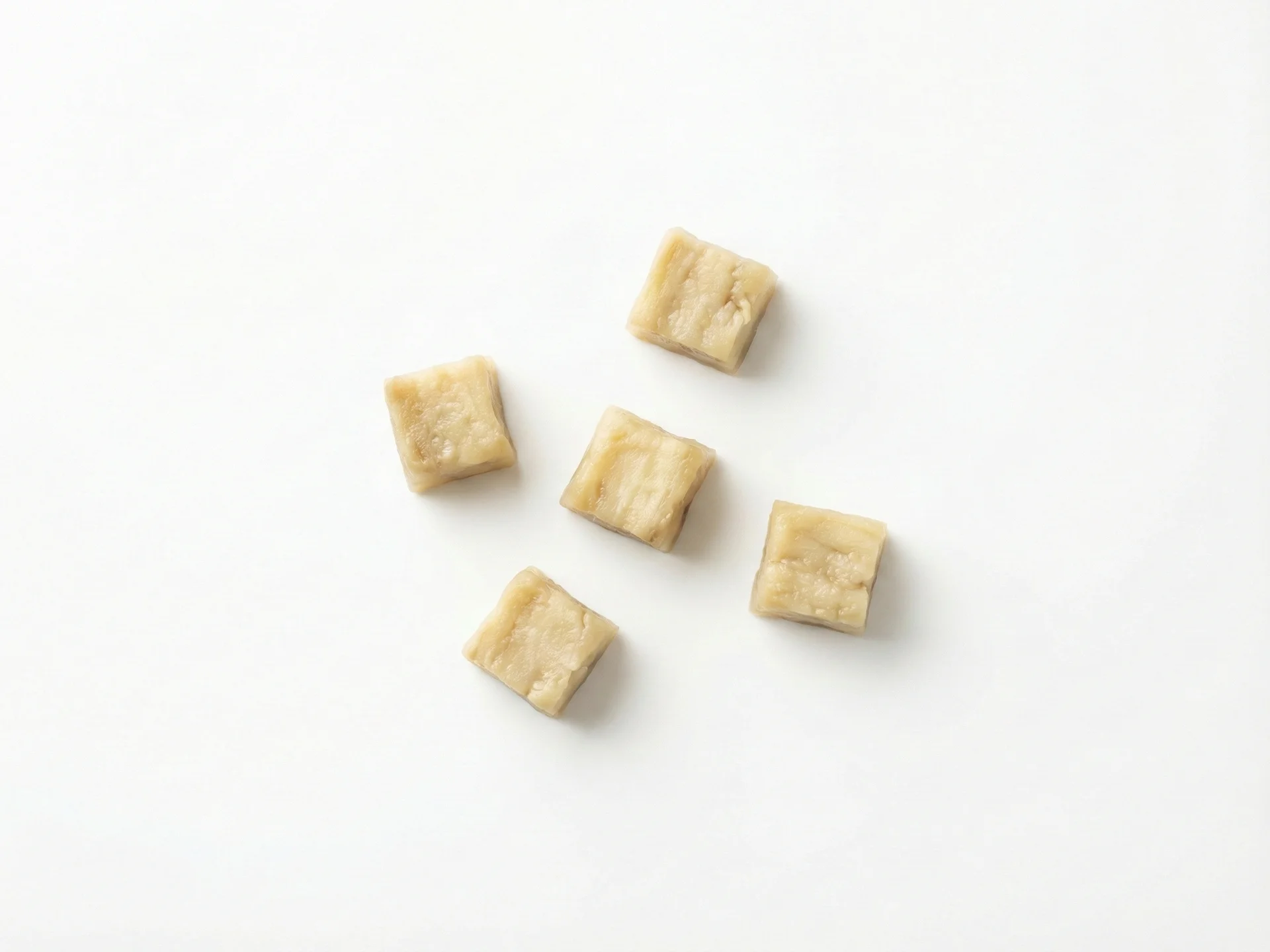 Voor peuters van 12 maanden en ouder kan aubergine op meer gevarieerde manieren worden bereid. Snijd in kleinere stukjes of prak en verwerk in gerechten zoals pastasauzen, stoofschotels of ovenschotels. De textuur kan steviger zijn, maar nog steeds zacht genoeg om gemakkelijk te kauwen met opkomende tandjes.