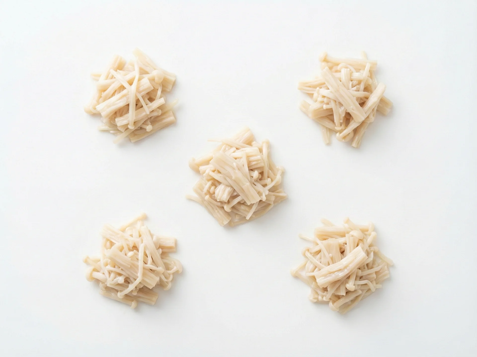 Para bebés de 8 a 12 meses, cocina las setas enoki hasta que estén muy blandas, al vapor o hirviendo durante 5-7 minutos. Pica las setas cocidas en trozos pequeños del tamaño de un guisante o desmenúzalas finamente para minimizar el riesgo de atragantamiento. Puedes mezclarlas con otros alimentos blandos como avena, huevos revueltos o puré de verduras.
