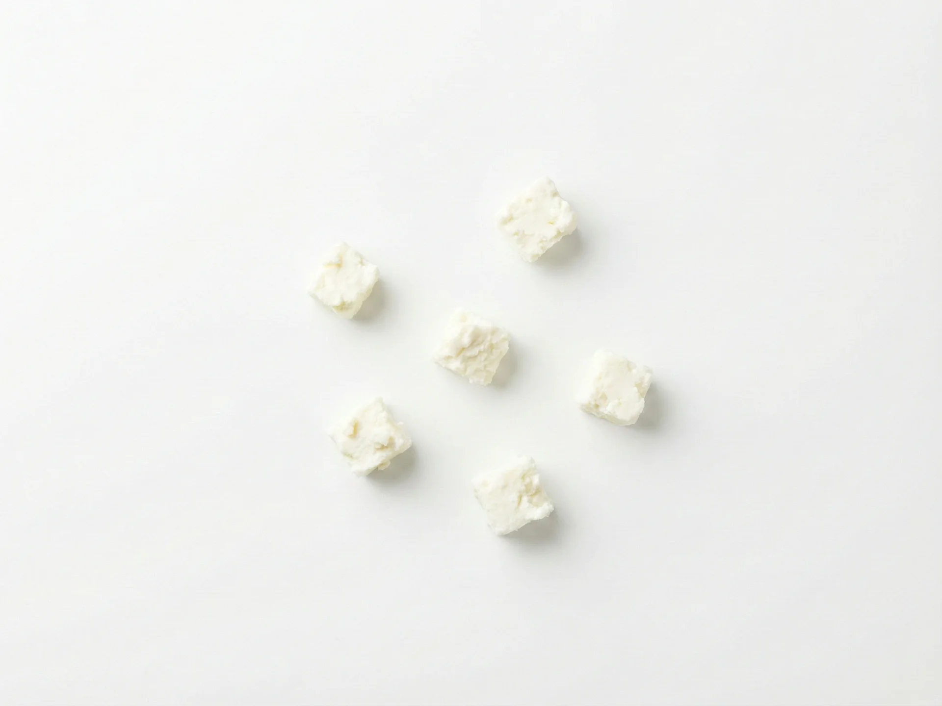Für Babys von 12-18 Monaten servieren Sie Feta-Käse in kleinen, erbsengroßen Bröckchen, die sie mit den Fingern aufnehmen können. Sie können ihn auch leicht in weiche Lebensmittel wie Avocado oder gekochtes Gemüse einmischen, um die Handhabung zu erleichtern. Vermeiden Sie große Stücke, um das Erstickungsrisiko zu verringern.