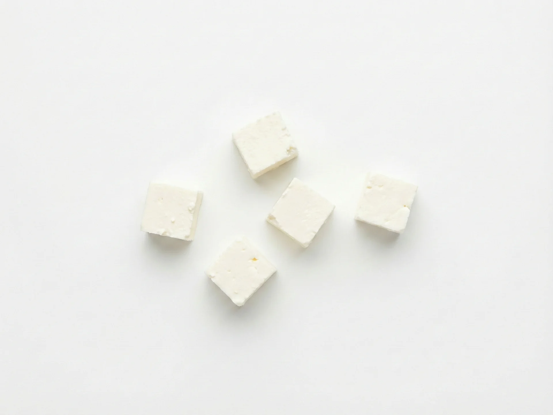 Für Kleinkinder ab 18 Monaten können Sie etwas größere Bröckchen oder kleine, weiche Würfel von Feta-Käse anbieten. Sie können ihn auch in Sandwiches, Salaten oder als Teil von Familienmahlzeiten genießen. Achten Sie weiterhin auf die Portionsgrößen, um die Natriumaufnahme im Blick zu behalten.