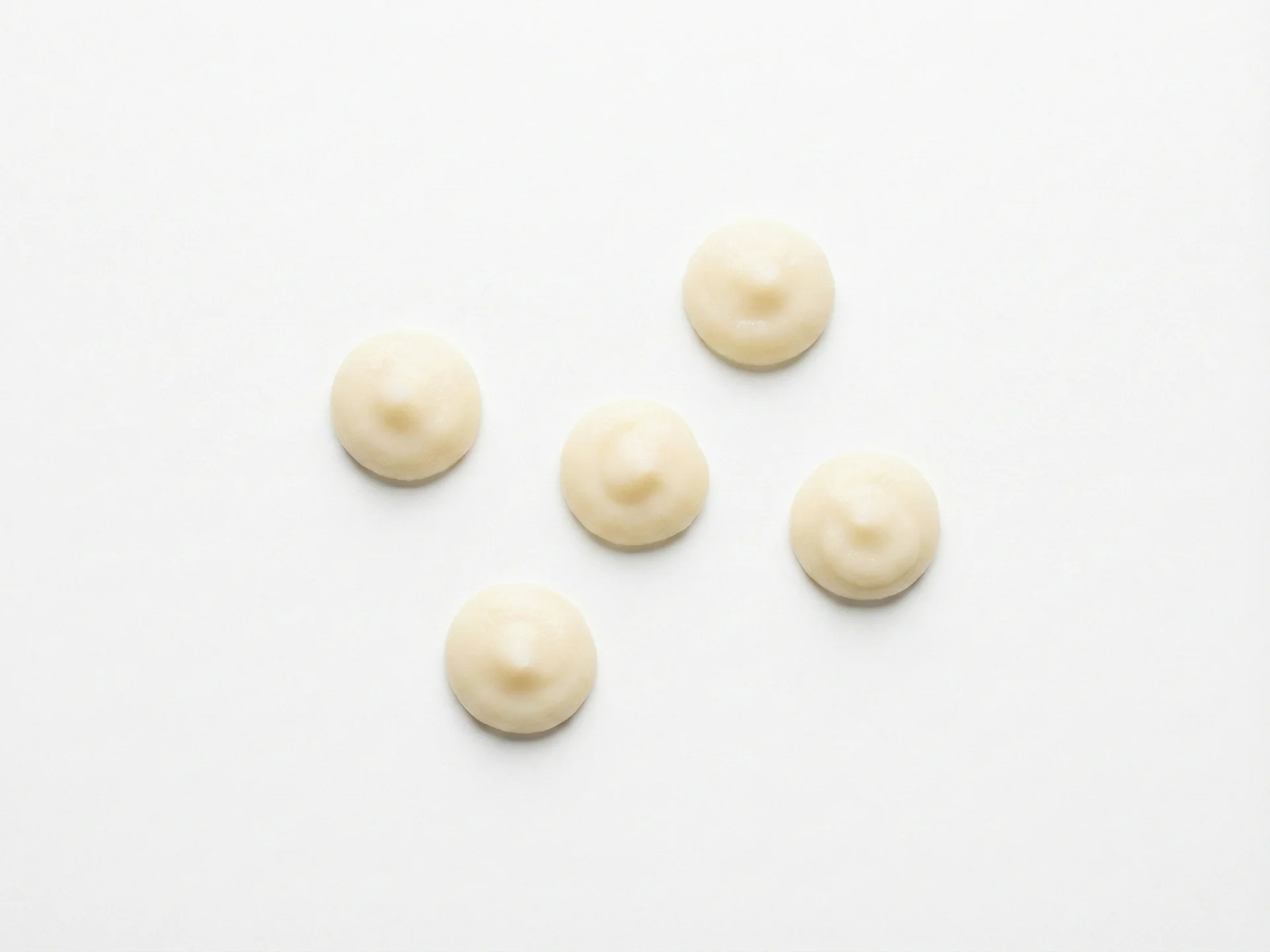 Pour les bébés de 8 à 12 mois, faites cuire l'ail jusqu'à ce qu'il soit très tendre et écrasez-le en purée ou hachez-le finement pour le mélanger à d'autres aliments comme les légumes écrasés, céréales ou viandes tendres. Cela garantit qu'il est facile à avaler et à digérer tout en introduisant progressivement la saveur.