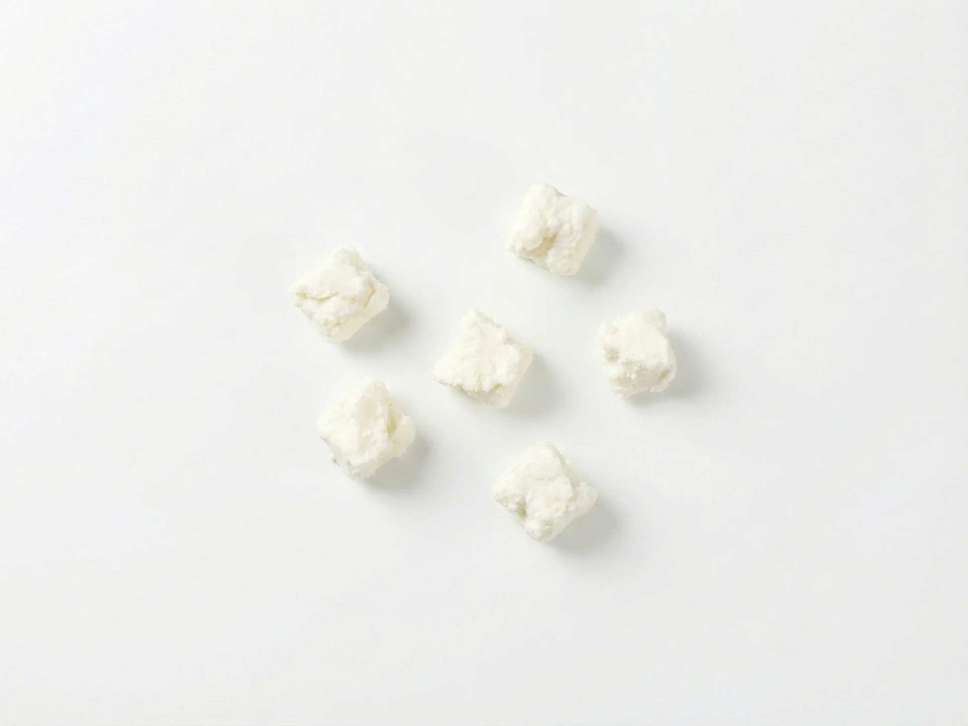 Per bambini di 9-12 mesi, servi il formaggio di capra in fette sottili e piatte o in piccole sbriciolate morbide facili da afferrare con la presa palmare. Puoi anche spalmare uno strato sottile su strisce di pane tostato morbido o mescolarlo nelle verdure schiacciate. Assicurati che i pezzi non siano più grandi del pugno del bambino per prevenire il soffocamento.
