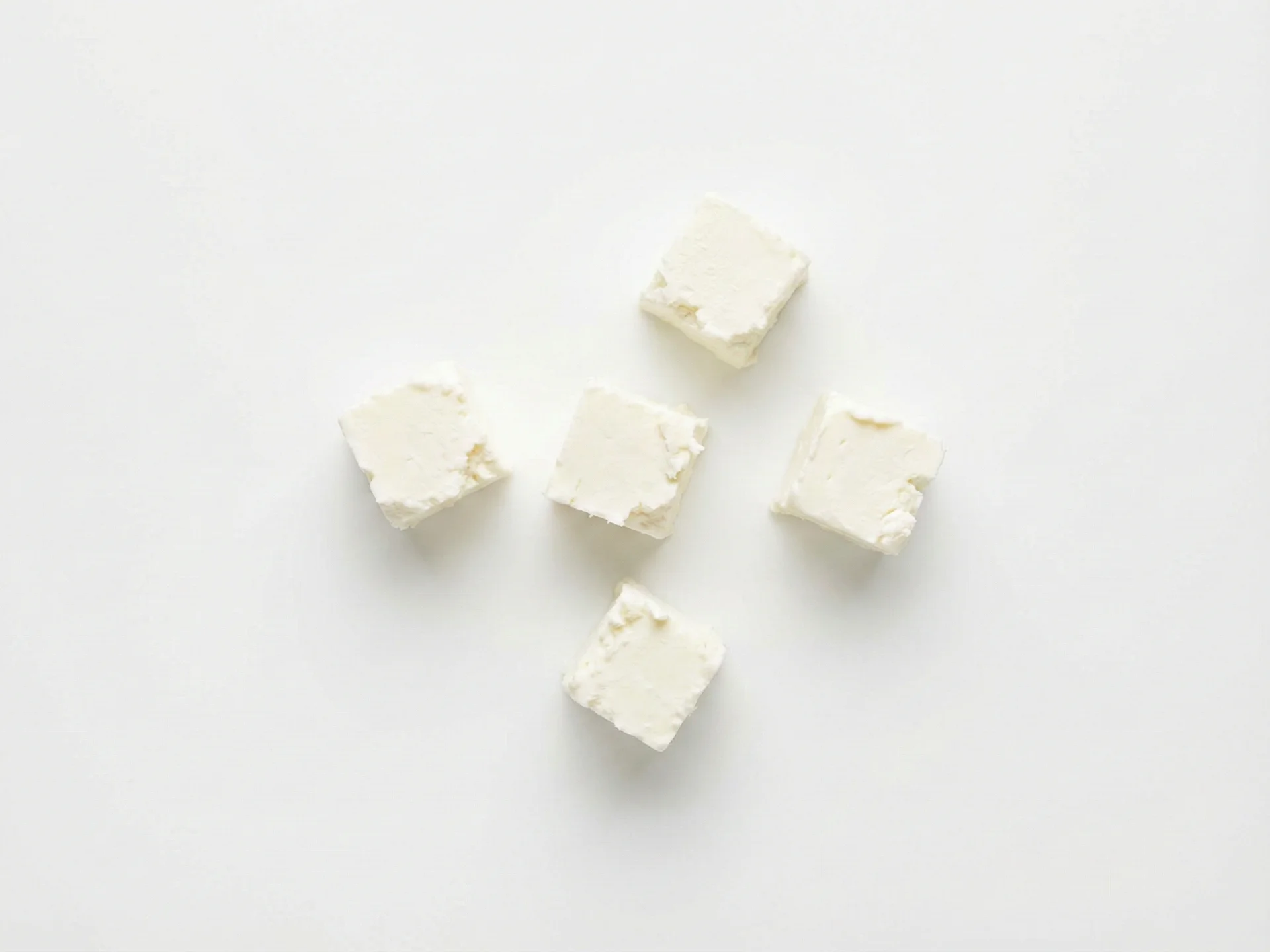 Per bambini oltre i 12 mesi, puoi offrire il formaggio di capra in pezzi leggermente più grandi o come parte di piatti più complessi, come spolverato sulla pasta o fuso nelle frittate. Incoraggia l'alimentazione autonoma con le posate e continua a evitare pezzi duri che potrebbero rappresentare un rischio di soffocamento.