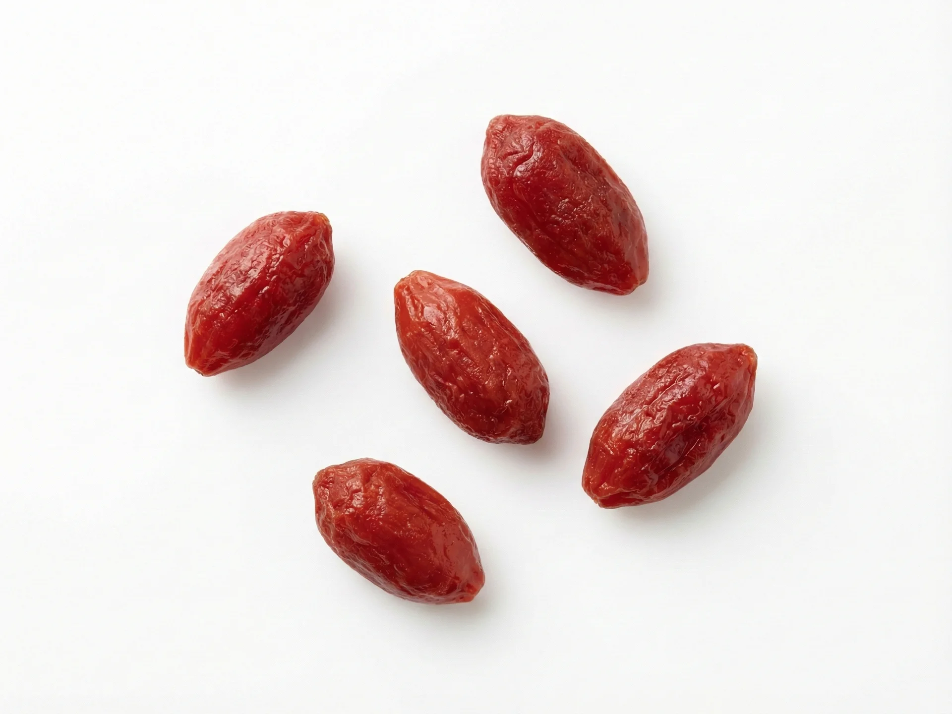 Per bambini di 12 mesi e oltre, puoi offrire bacche di Goji intere cotte fino a renderle morbide, reidratate o bollite fino a renderle molto tenere. Assicurati che siano abbastanza morbide da poter essere schiacciate facilmente tra le dita. Puoi anche incorporarle in prodotti da forno, frullati o come topping per cereali e yogurt.