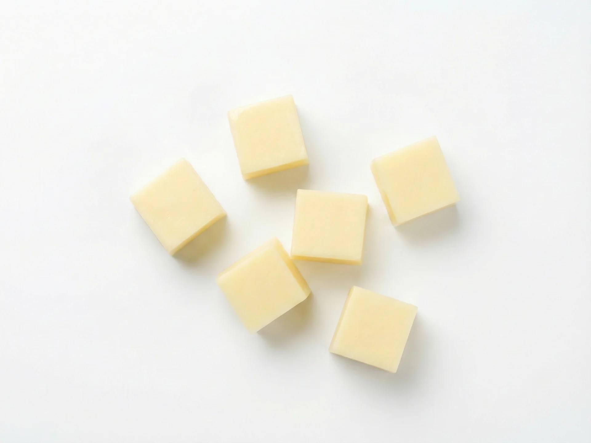 Per bambini dai 18 mesi in su, puoi offrire pezzi leggermente più grandi di Fontina, come piccoli cubetti o fette, man mano che le loro capacità di masticazione migliorano. Può essere usata in panini, sciolta su cracker integrali o aggiunta a sformati. Continua a evitare pezzi molto duri o spessi.