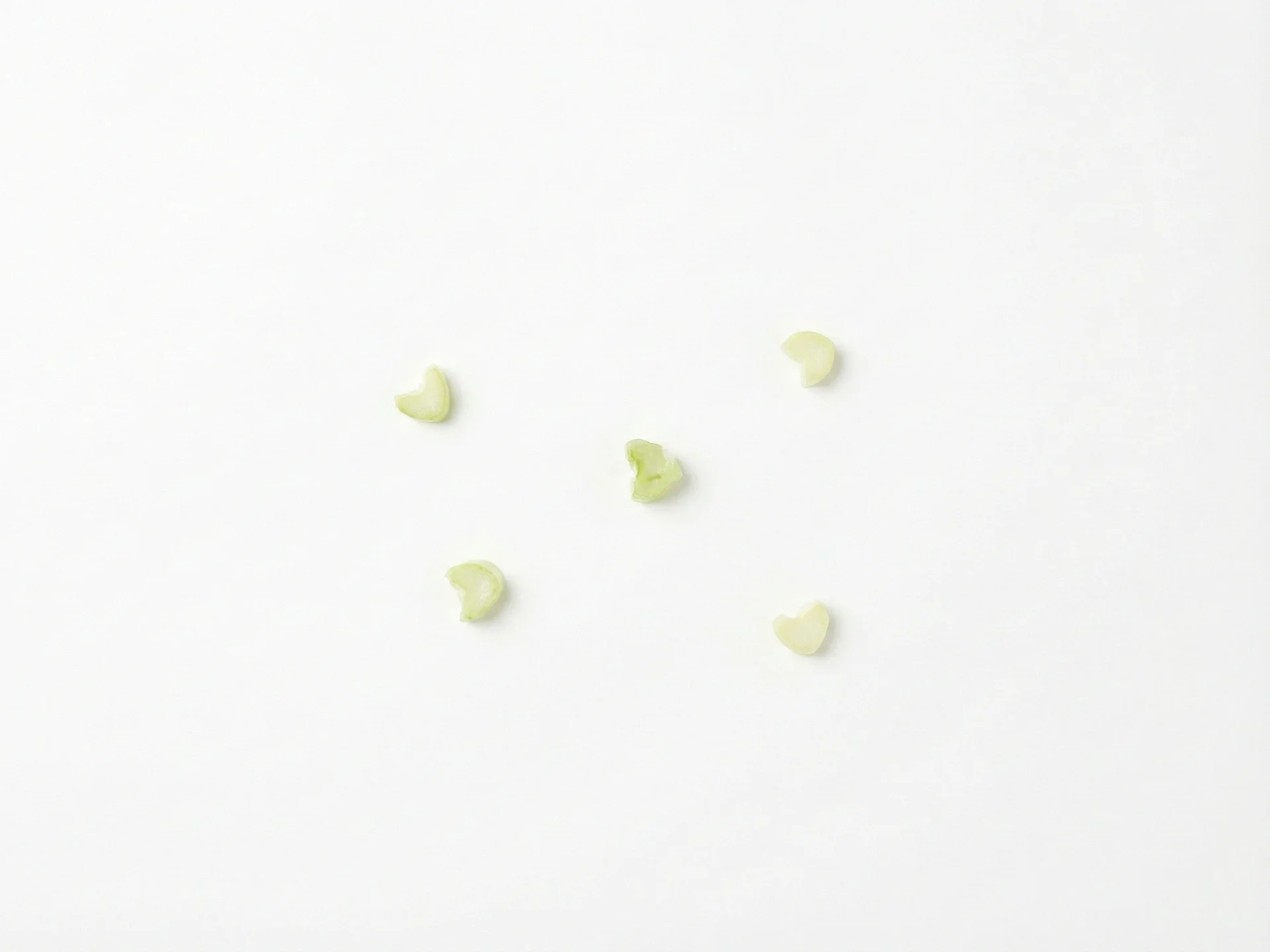 Voor baby's van 8-12 maanden kook je bosui tot ze heel zacht zijn, hak je ze in kleine stukjes of dunne reepjes. Meng ze door gepureerde voeding zoals aardappelen, roerei of rijst om smaak toe te voegen zonder grote stukken. Zorg dat ze volledig gaar zijn om de vezelige textuur te verminderen.
