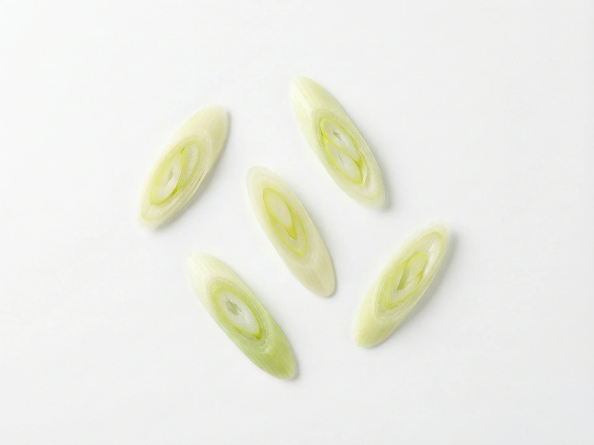 Voor peuters van 12 maanden en ouder kun je gekookte bosui in iets grotere stukjes aanbieden, zoals dunne plakjes of kleine reepjes. Ze kunnen ook licht gekookt worden toegevoegd aan fingerfood zoals omeletten of roerbakgerechten. Rauwe bosui kan in zeer kleine, fijngehakte hoeveelheden worden geïntroduceerd als je kind goed met texturen omgaat.