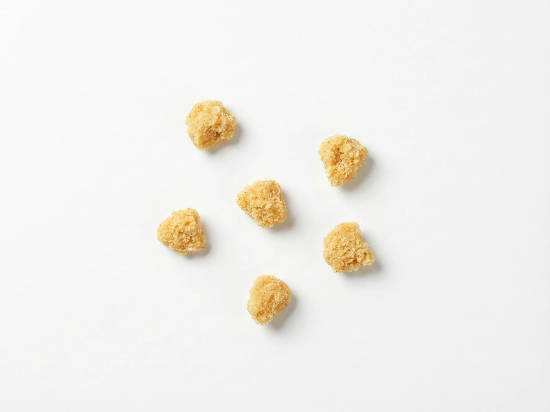 Para crianças de 2 anos ou mais, pode oferecer avelãs em formas ligeiramente mais texturizadas, como finamente picadas ou como parte de produtos de padaria como muffins ou bolas energéticas. Continue a evitar nozes inteiras até aos 4 anos ou mais, e garanta sempre que os pedaços são pequenos e macios para reduzir o risco de asfixia.