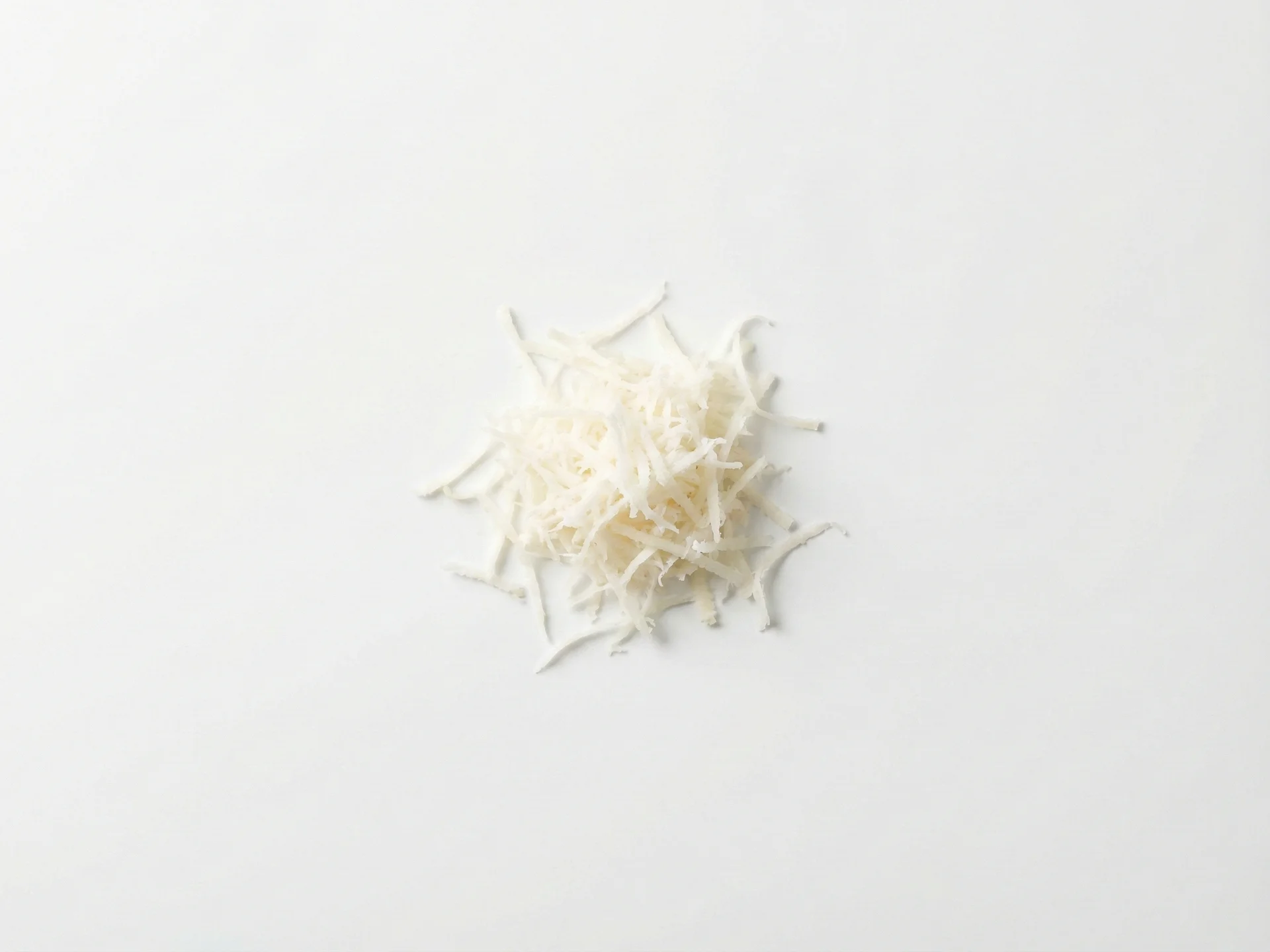 Para bebês com 12 meses ou mais, introduza raiz-forte em quantidades muito pequenas para evitar sobrecarregar o paladar. Rale finamente a raiz de raiz-forte fresca e misture uma pitadinha em alimentos macios como legumes amassados, iogurte ou purês. Isto permite que o bebê experimente o sabor sem o calor forte que pode causar desconforto.