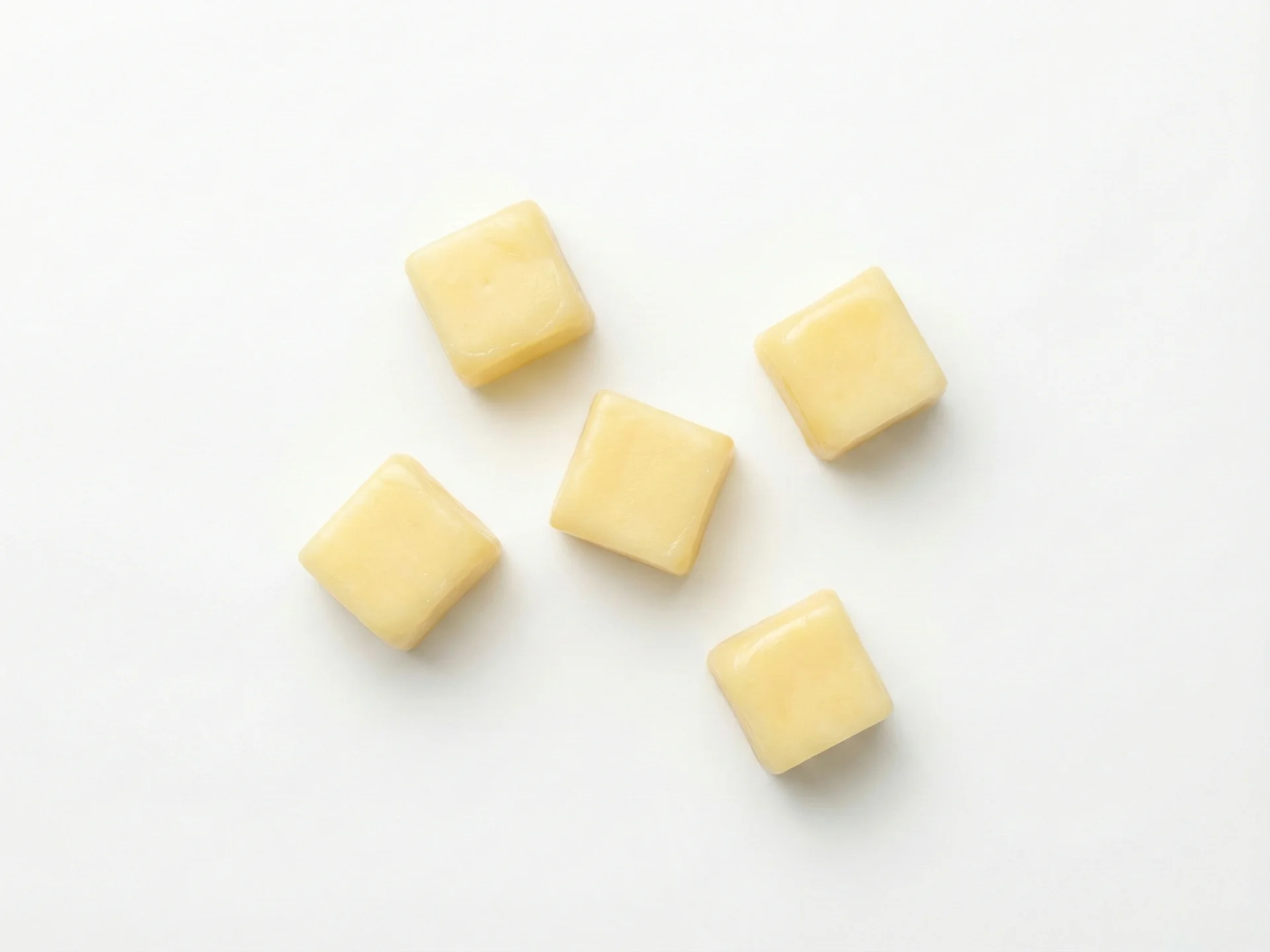Für Babys von 9-12 Monaten servieren Sie Jarlsberg-Käse in dünnen, flachen Scheiben oder kleinen, weichen Stücken etwa in Erbsengröße. So können sie üben, ihn mit den Fingern aufzunehmen und sicher zu zerkauen. Vermeiden Sie große Stücke oder harte Kanten.
