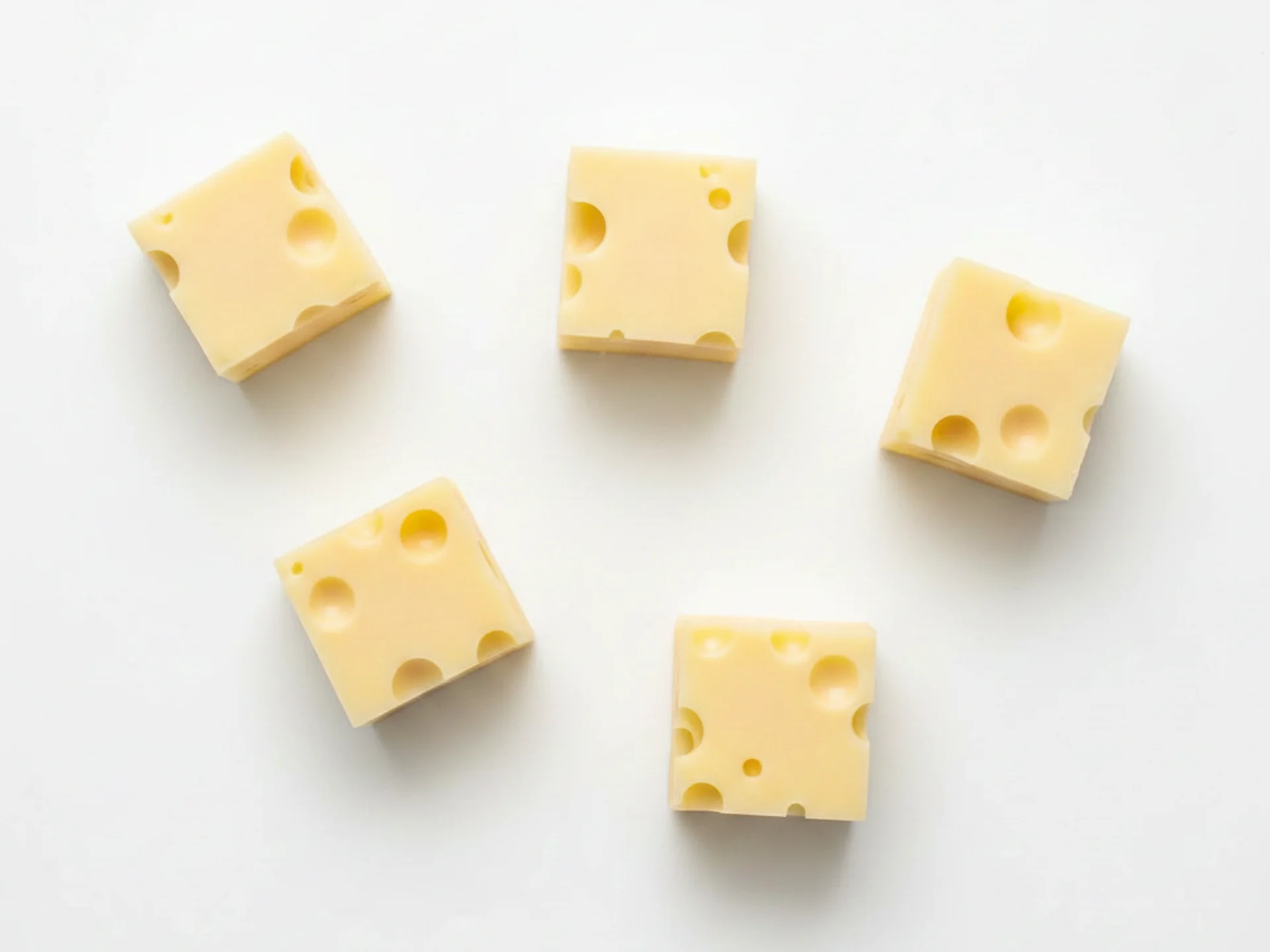 Für Kleinkinder ab 12 Monaten können Sie etwas größere Stücke anbieten oder Jarlsberg-Käse in Mahlzeiten wie Sandwiches, Omeletts oder gerieben über Gemüse integrieren. Fördern Sie das selbstständige Essen mit Besteck, während sie ihre motorischen Fähigkeiten entwickeln.