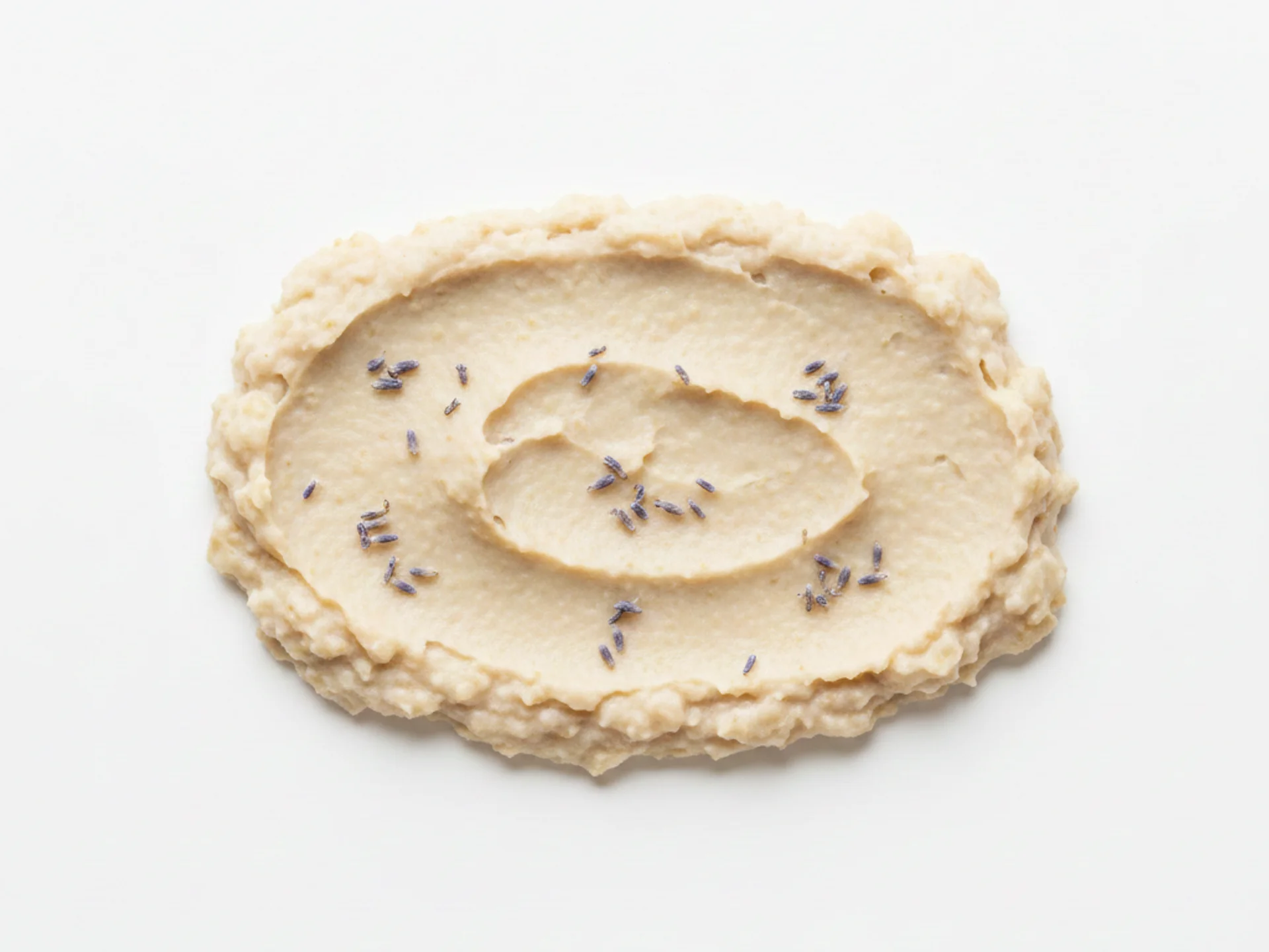 Para bebês de 6 a 12 meses, use uma pitadinha de flores de lavanda secas ou folhas frescas bem picadas misturadas em alimentos macios e amassáveis, como mingau, iogurte ou purês de frutas. Certifique-se de que esteja bem distribuída para evitar pedaços grandes e introduza gradualmente para verificar a tolerância.