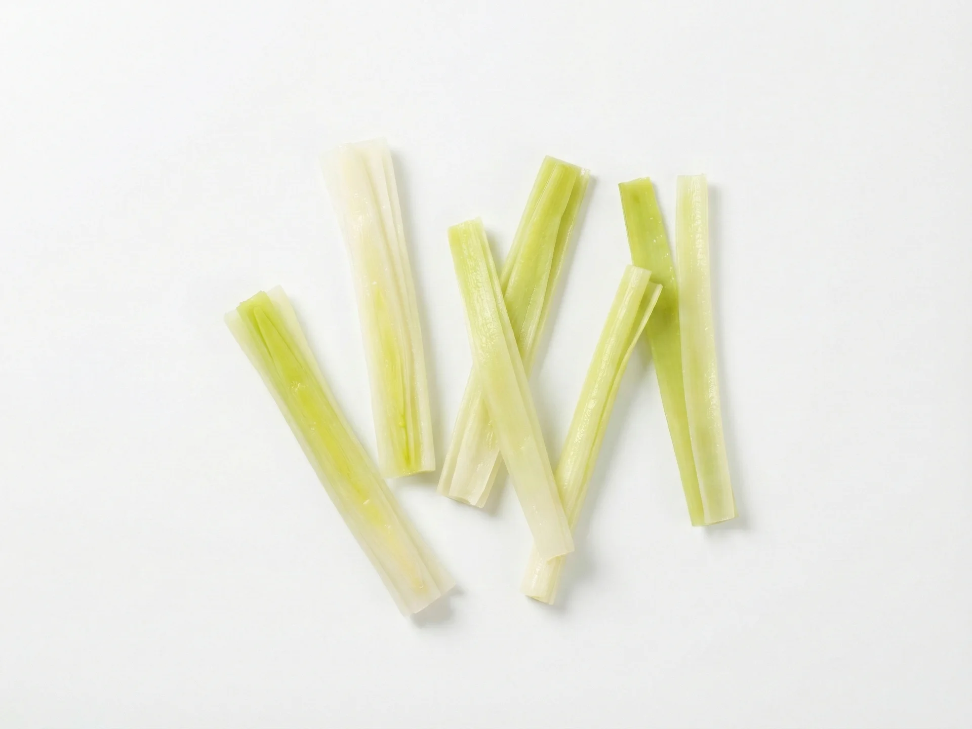 Per bambini di 6-9 mesi, cuoci i porri fino a renderli molto morbidi, ad esempio al vapore o bolliti, e tagliali in strisce lunghe e sottili delle dimensioni di un dito adulto. Questa forma è facile da afferrare per i bambini e li aiuta a esercitare la presa palmare riducendo il rischio di soffocamento.