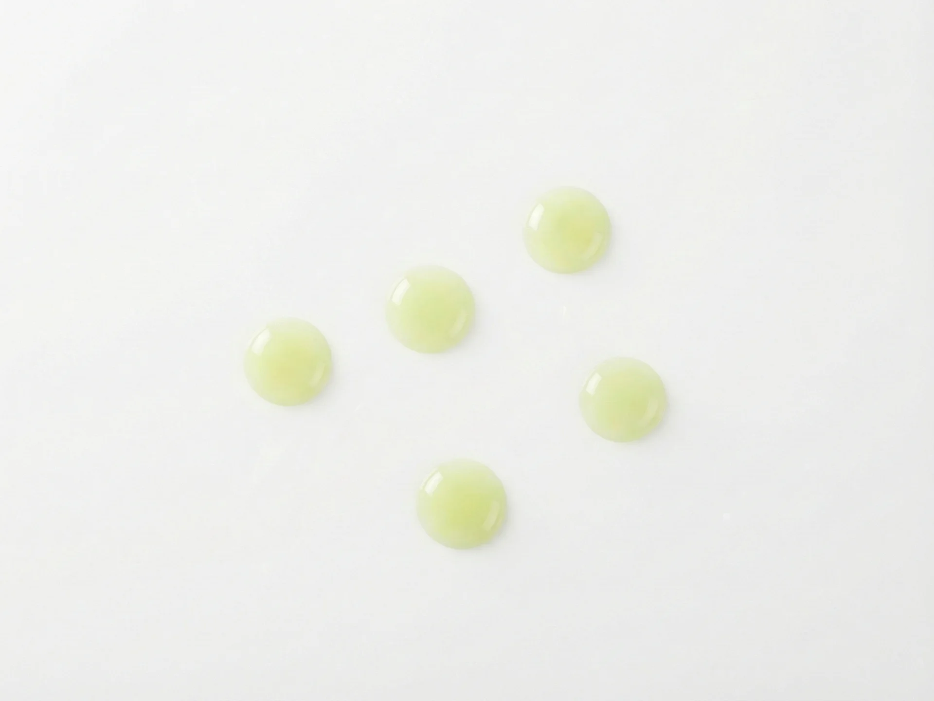 Für Babys ab 12 Monaten kannst du Limettensaft sparsam als Würze verwenden. Träufle eine kleine Menge über weiche Lebensmittel wie gekochtes Gemüse, Getreide oder Proteine, um Geschmack zu verleihen. Du kannst auch einige Tropfen in Joghurt, Smoothies oder Dips mischen. Vermeide ganze Limettenstücke oder größere Fruchtfleischstücke.