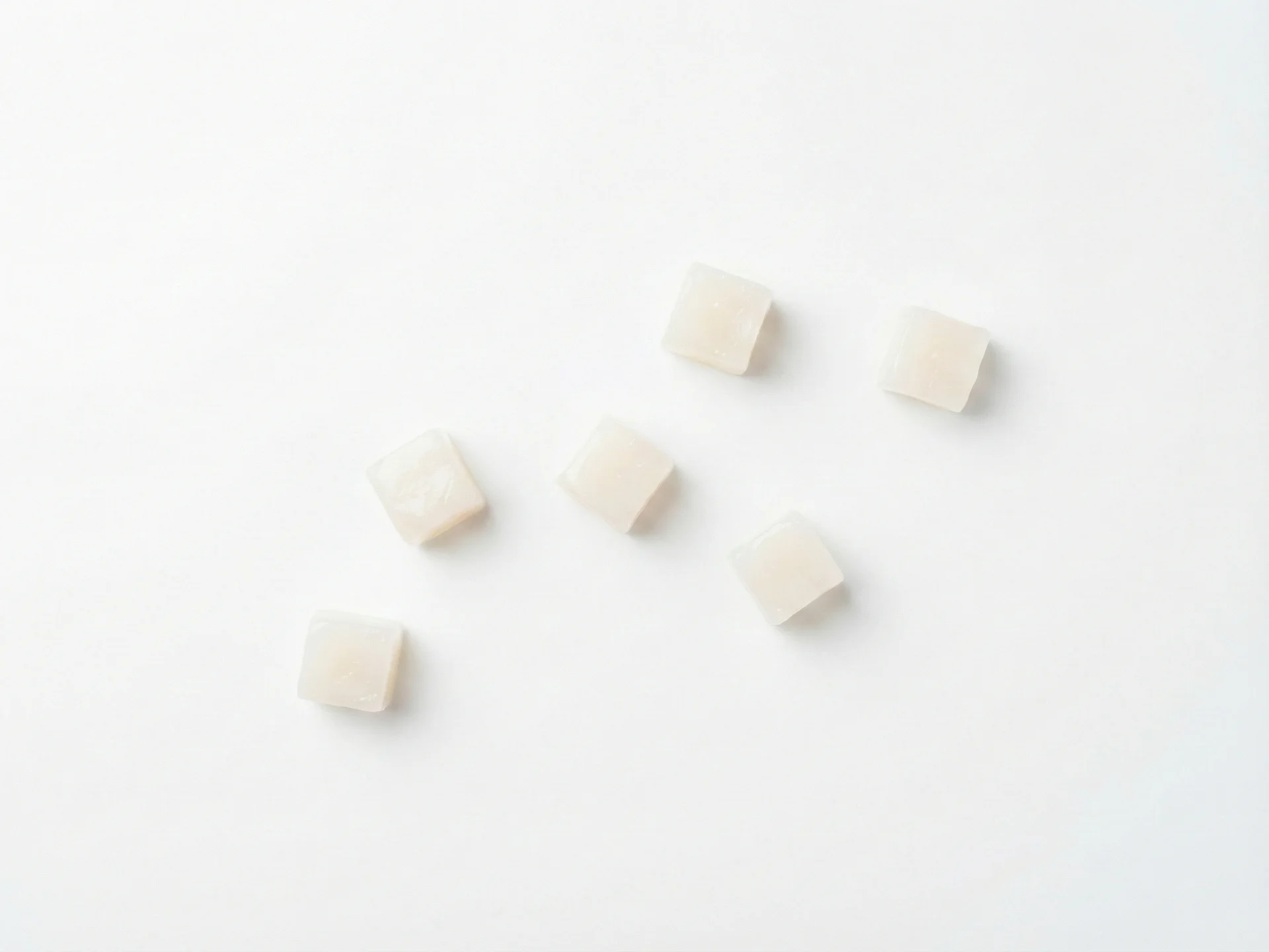 Para bebés de 6-9 meses, pela completamente el lichi y retira la semilla. Tritúralo hasta obtener un puré suave o córtalo en trozos muy pequeños, del tamaño de la yema del dedo, que sean fáciles de masticar con las encías. Asegúrate de que la textura sea suave para prevenir el atragantamiento.