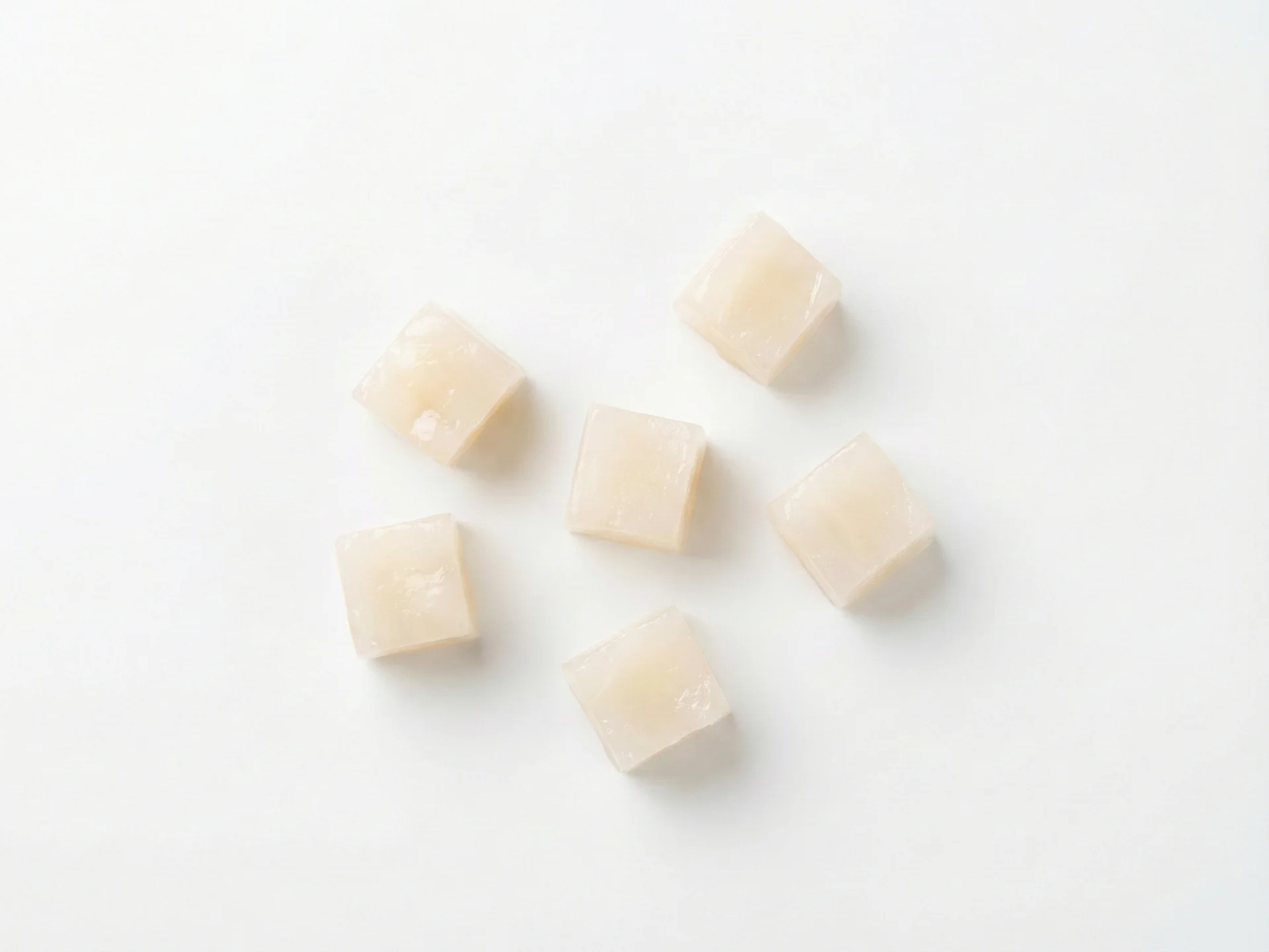 Para bebés de 9-12 meses, pela y deshuesa el lichi, luego córtalo en cubitos pequeños o rodajas que puedan tomar con los dedos. Los trozos deben ser lo suficientemente blandos para aplastarse fácilmente con las encías.