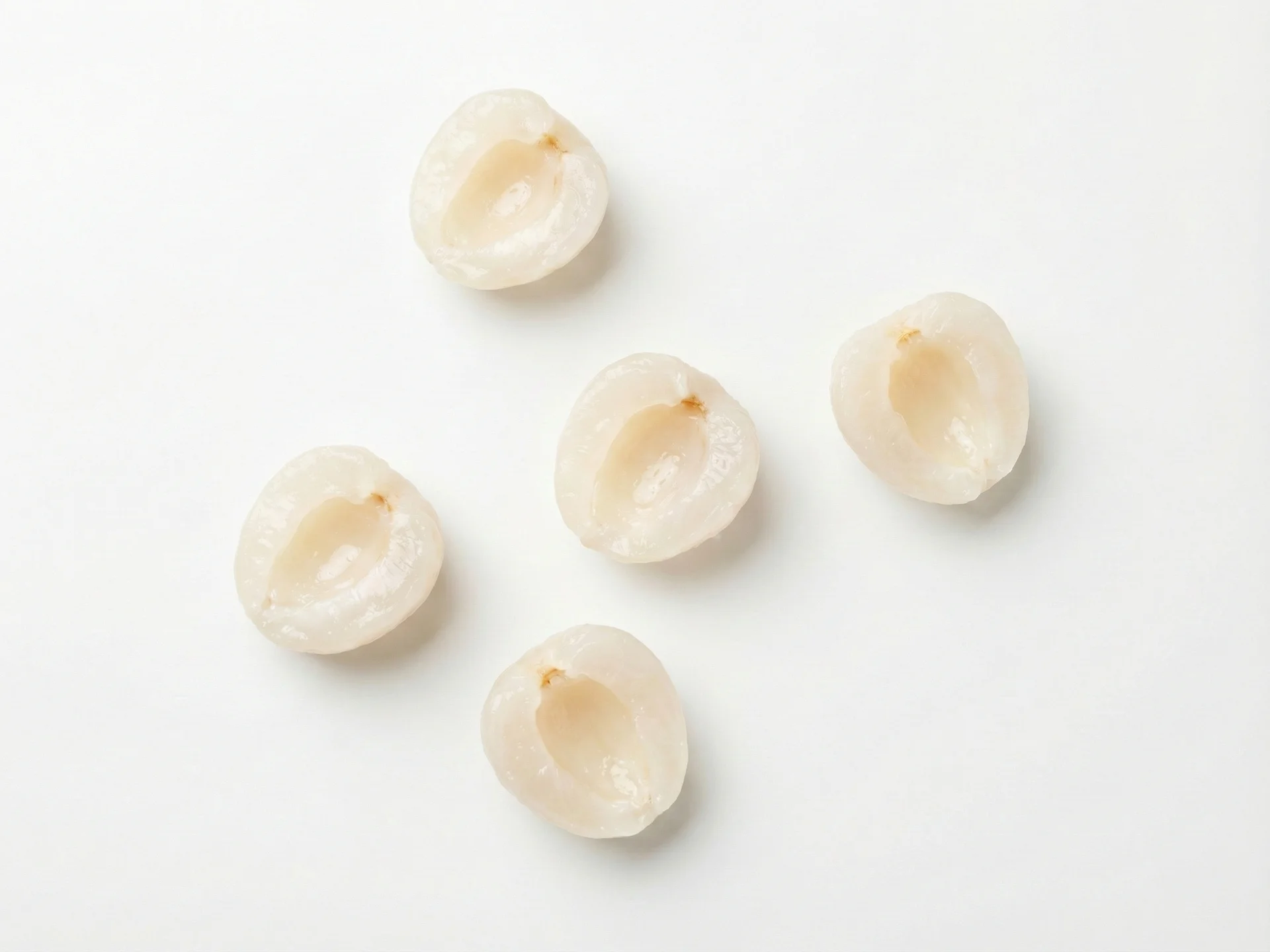 Para niños pequeños de 12 meses en adelante, puedes ofrecer mitades de lichi peladas y sin semilla o rodajas más grandes que puedan morder. También pueden disfrutarlo en batidos o como parte de platos combinados.