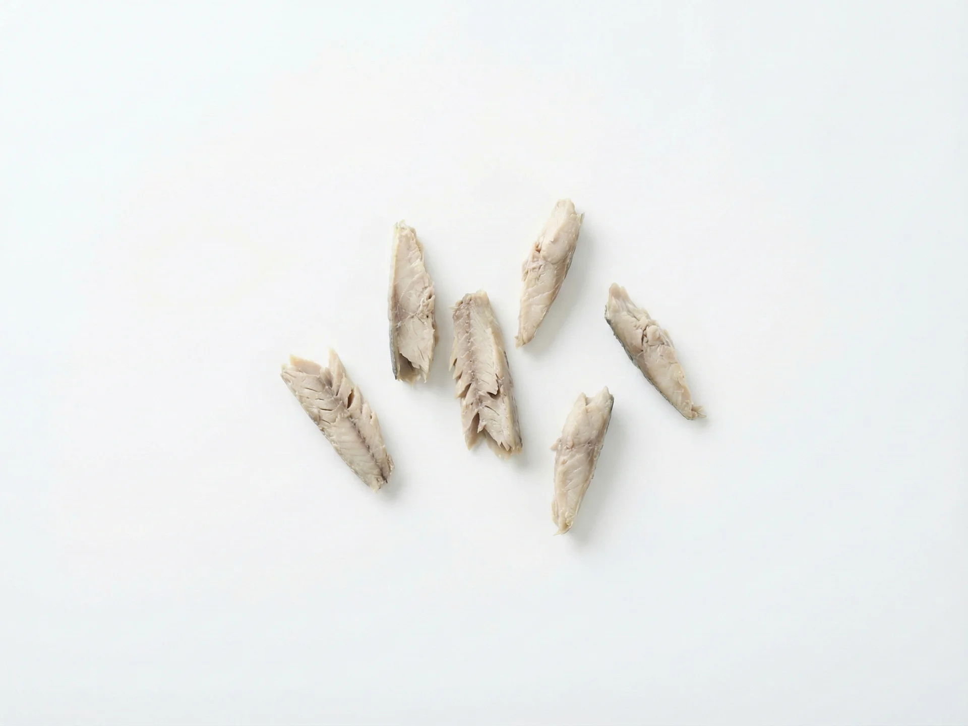 Para bebés de 9 meses en adelante, ofrece trozos más grandes desmenuzados o tiras pequeñas que puedan agarrar con la pinza de los dedos. Puedes sazonar ligeramente con hierbas como eneldo o mezclarla en platos como croquetas o hamburguesas de pescado para variar, pero mantenlo simple para vigilar alergias.