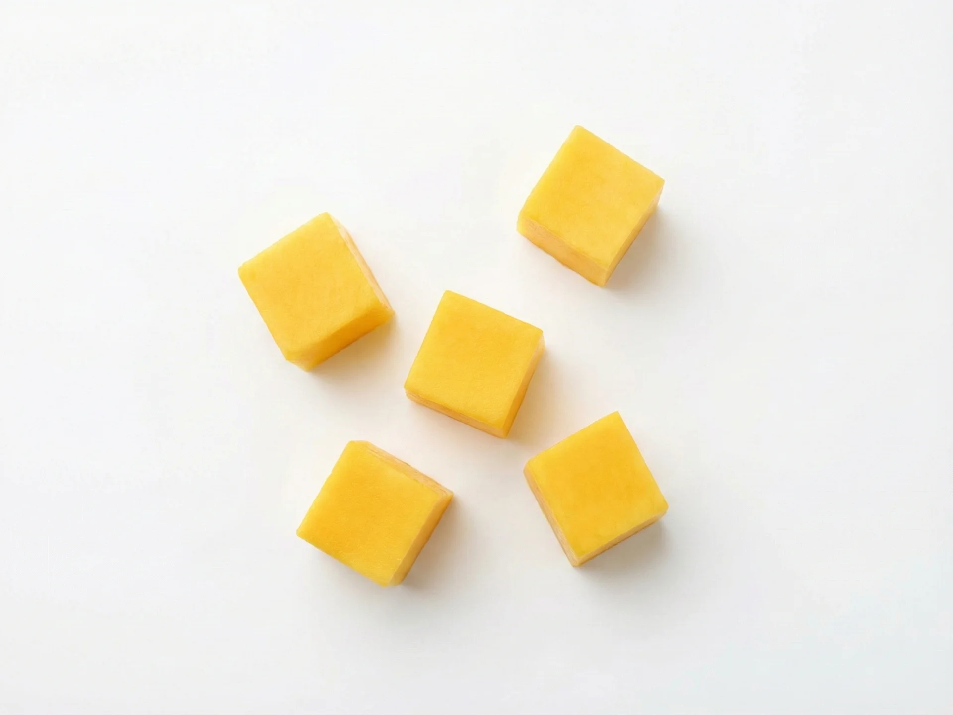 Parmak ucu kavramasını geliştiren bebekler için (9-12 ay), mangoyu küçük, ısırık büyüklüğünde küpler (yaklaşık 1 cm) halinde kesin. Mango hala yumuşak olmalı, ancak daha küçük bebeklere göre biraz daha sert olabilir. Ayrıca mango ezmesi veya diğer gıdaların üzerinde sos olarak da sunabilirsiniz.