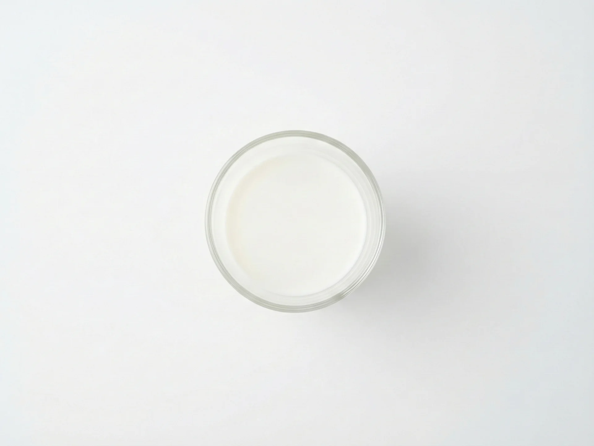 Führen Sie Kuhmilch als Getränk in einem offenen oder Trinkbecher mit Strohhalm ein und bieten Sie bis zu 480-720 ml pro Tag zu den Mahlzeiten an. Verwenden Sie sie in verschiedenen Rezepten wie Smoothies, Suppen und Müsli, um die Akzeptanz zu fördern.