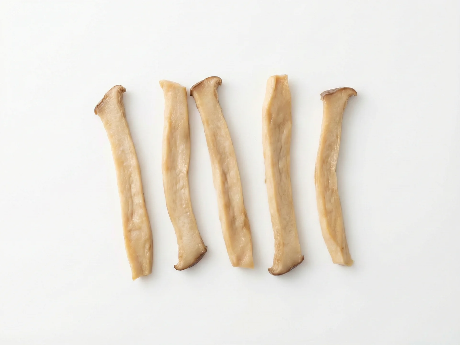 Pour les tout-petits de 12 mois et plus, servez les champignons cuits de diverses façons : dans des sautés, des soupes ou en accompagnement. À cet âge, vous pouvez introduire des textures légèrement plus fermes si votre enfant les tolère bien, mais assurez-vous toujours qu'ils sont cuits à une tendreté sûre.