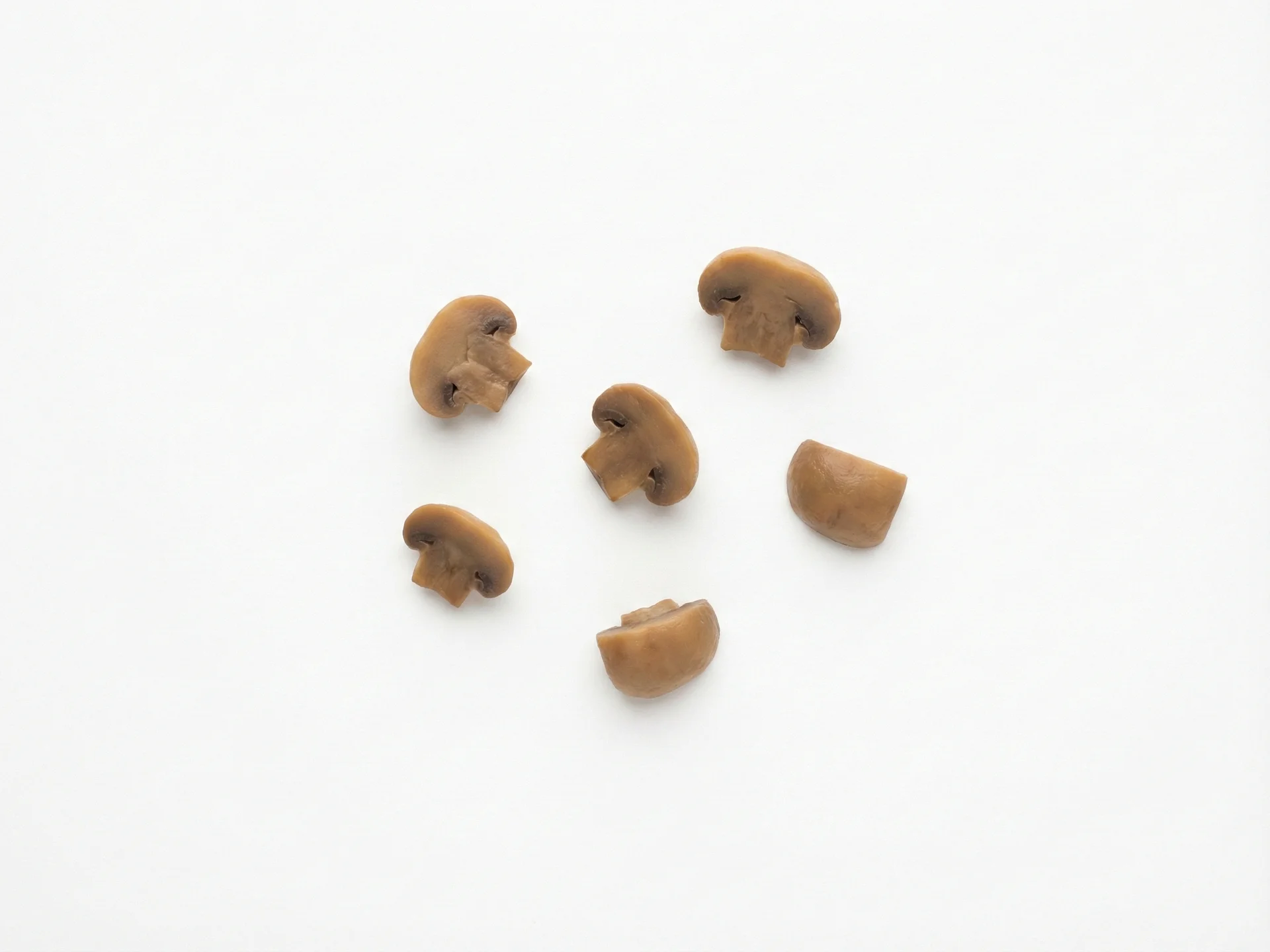 Pour les bébés de 6 à 9 mois, cuisez les champignons jusqu'à ce qu'ils soient très tendres et coupez-les en longues et fines lamelles (de la taille d'un doigt d'adulte) pour faciliter la préhension. Vous pouvez aussi les écraser et les mélanger à d'autres aliments comme de la purée de pommes de terre ou du yaourt pour introduire la saveur.