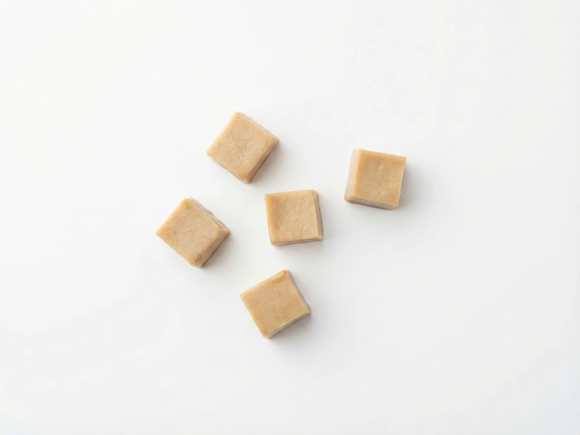 Pour les bébés de 9 à 12 mois, continuez à cuire les champignons jusqu'à tendreté mais proposez-les en petits morceaux de la taille d'un pois, adaptés au développement de la pince. Vous pouvez aussi les incorporer dans des plats comme des omelettes, des sauces pour pâtes ou des bols de riz.