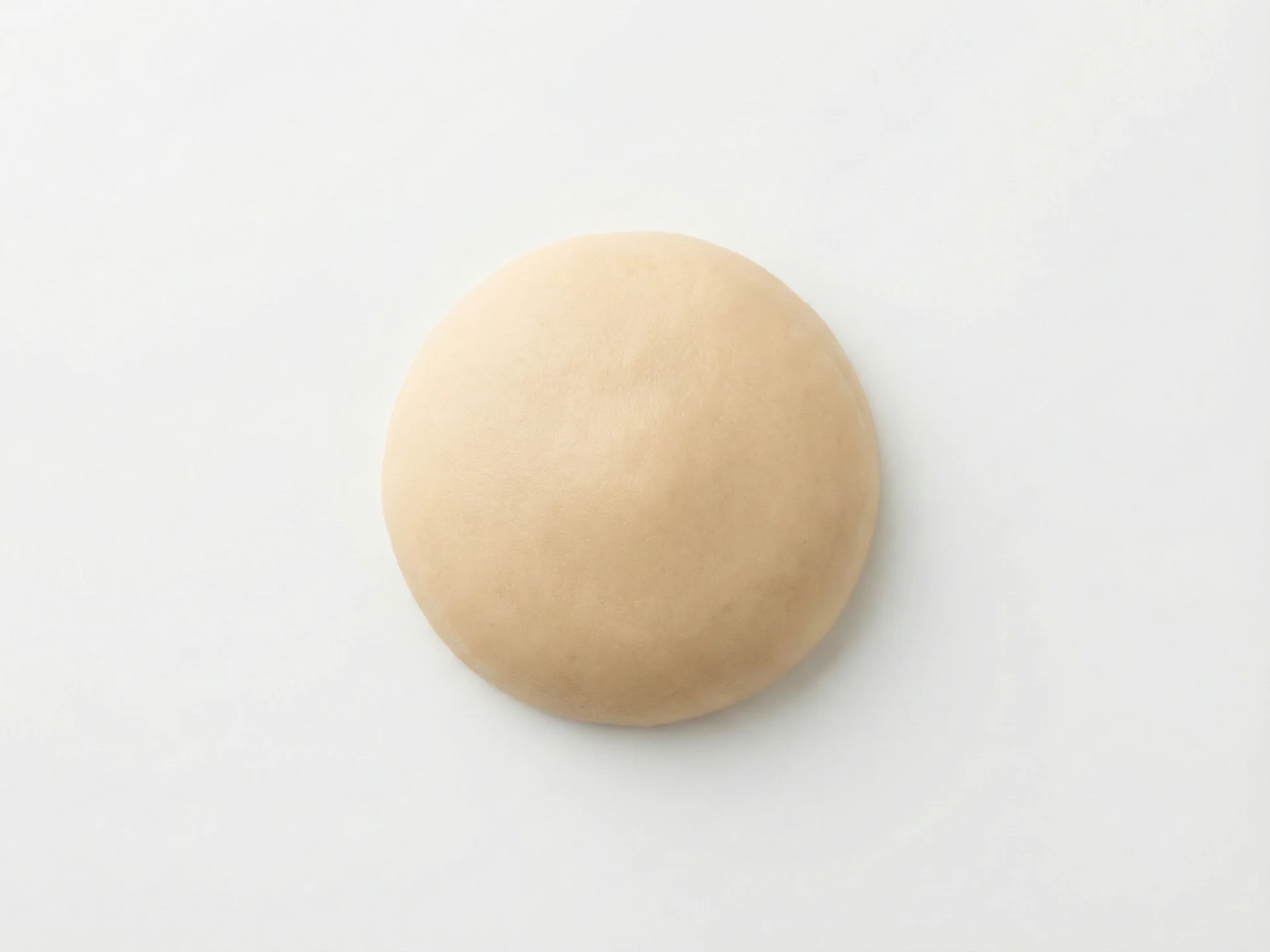 Pour les bébés de 6 à 9 mois, faites cuire les haricots blancs jusqu'à ce qu'ils soient très tendres et écrasez-les complètement en une pâte lisse. Vous pouvez mélanger cette pâte avec du lait maternel, du lait infantile ou un peu d'eau pour obtenir une consistance qui colle à la cuillère ou aux doigts de votre bébé. Évitez les haricots entiers à ce stade.