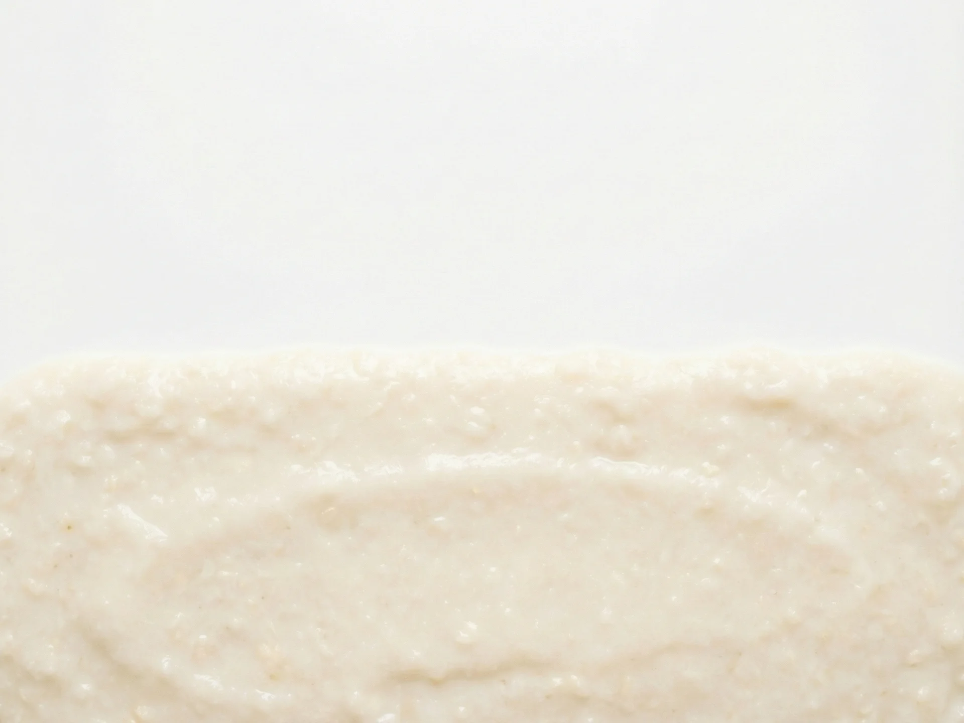 Para bebés de 6-9 meses, cocina la avena hasta obtener una consistencia muy suave, tipo papilla, usando leche materna, fórmula o agua. Sirve en una capa gruesa en una bandeja o en un bol para que la tomen con las manos, o ofrécelo en cucharas precargadas. Evita añadir azúcar, sal o miel.