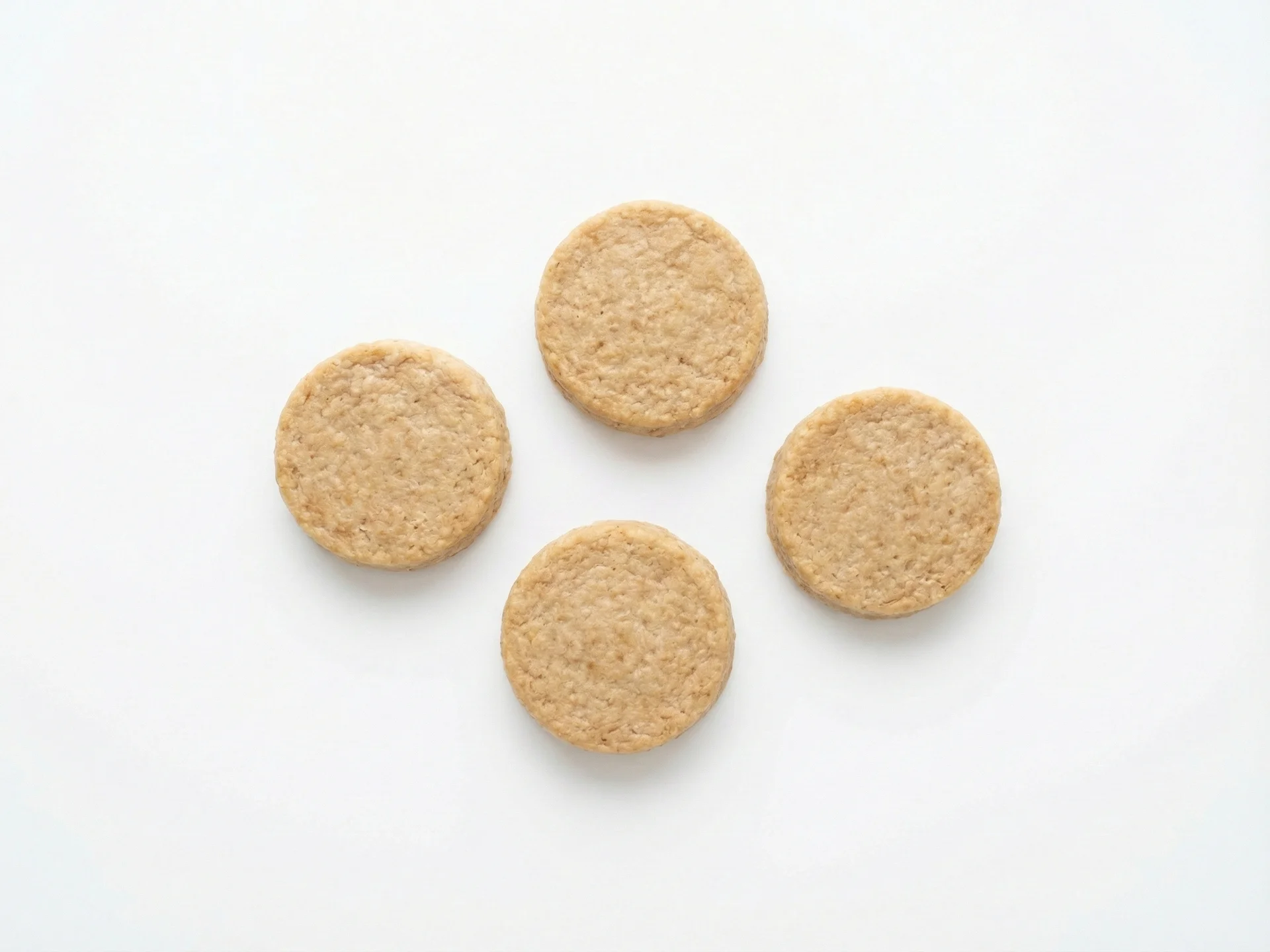 Para bebés de 9 meses en adelante, puedes ofrecer gachas más espesas o tortitas de avena cocidas que sean fáciles de agarrar. Introduce más textura añadiendo trozos de fruta cocida suave o frutos secos finamente picados si no hay alergias. La avena también se puede usar en productos horneados como magdalenas o tortitas.