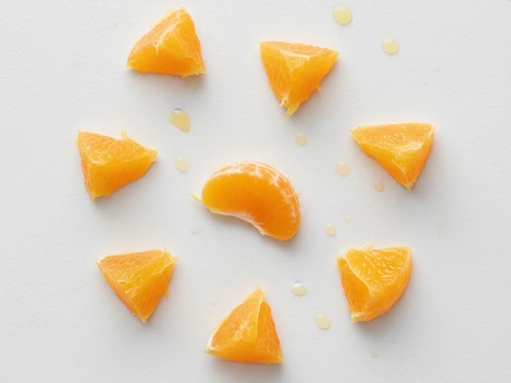 Per bambini di 9-12 mesi, puoi offrire pezzetti più piccoli di spicchi di arancia una volta che il bambino ha sviluppato la presa a pinza. Continua a rimuovere tutti i semi e la maggior parte della membrana. I pezzi devono essere abbastanza morbidi da poter essere schiacciati con una leggera pressione tra le dita.