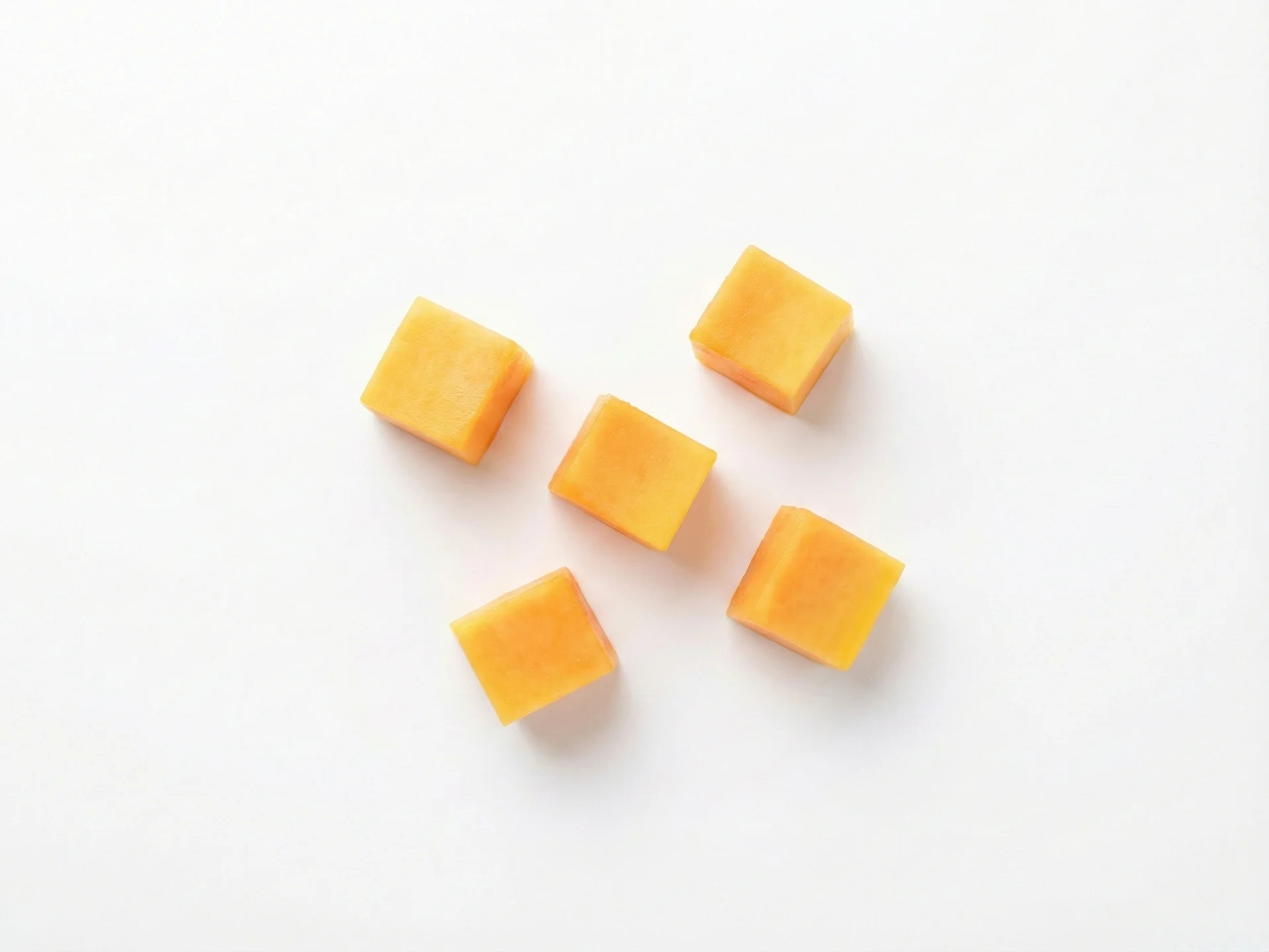 Naarmate je baby zijn pincetgreep ontwikkelt, kun je kleinere, hapklare stukjes rijpe papaja aanbieden. Je kunt het ook mengen met yoghurt, havermout of ander voedsel voor afwisseling, terwijl je nog steeds wat stukjes aanbiedt om zelf te eten te oefenen.