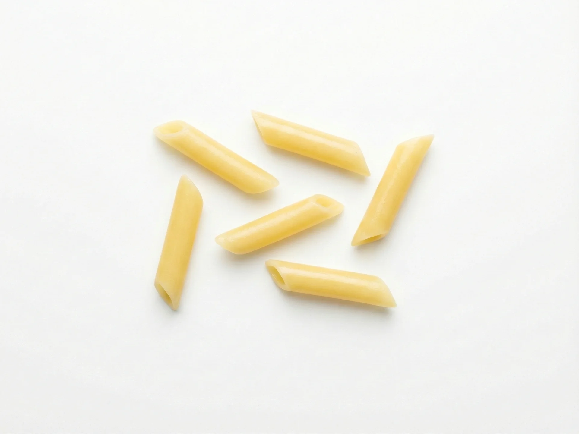 Voor baby's van 6-9 maanden: kook pasta tot het heel zacht is en snijd het in stukjes van 5 cm lang of gebruik grote vormen zoals penne die makkelijk vast te pakken zijn. Serveer het zonder saus of met een lichte sauslaag zodat het beter blijft plakken. De pasta moet zacht genoeg zijn om met minimale druk tussen je vingers fijn te drukken.