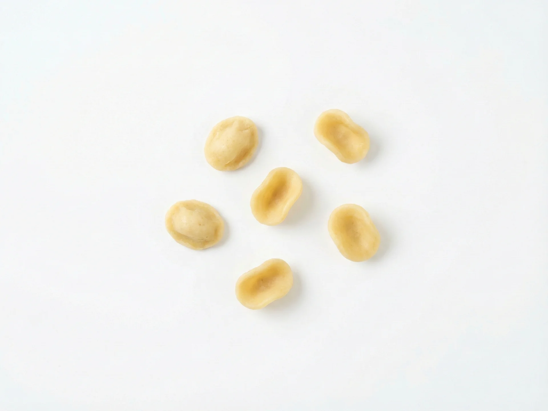 Voor baby's van 9-12 maanden: je kunt iets stevigere pasta aanbieden naarmate de kauwvaardigheden zich ontwikkelen. Snijd het in kleinere, hapklare stukjes (ongeveer 1 cm) of blijf grijpbare vormen gebruiken. Baby's van deze leeftijd kunnen meer variatie in sauzen en toevoegingen aan, zoals fijngehakte groenten of zachte eiwitten.