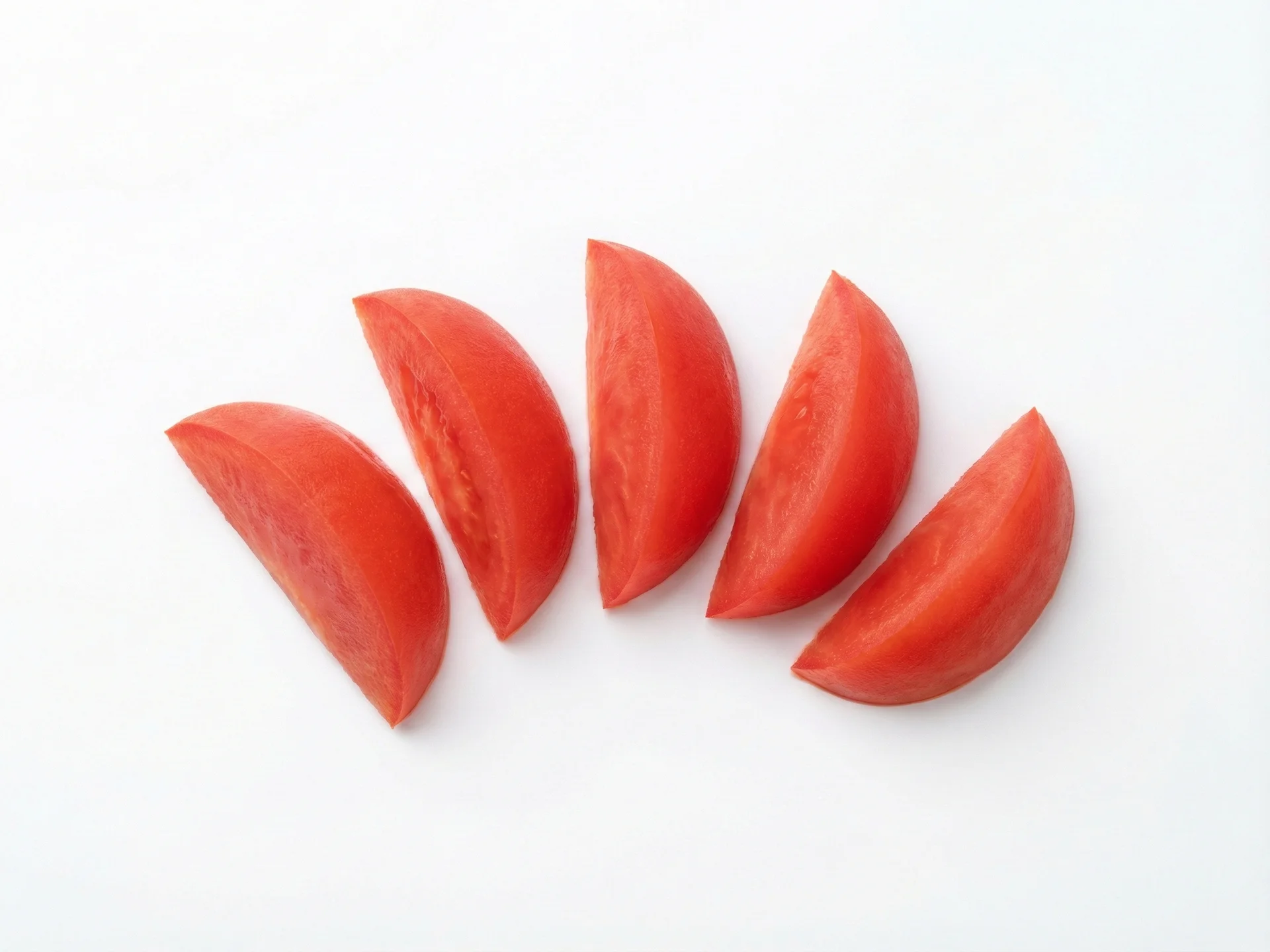 Für Babys von 6-9 Monaten Tomaten weich kochen und zerdrücken oder pürieren, oder große, geschälte Spalten anbieten, die leicht zu halten sind. Alle Kerne und Haut entfernen, um Erstickungsrisiko und Säuregehalt zu reduzieren und sie sanft für den Babybauch zu machen.
