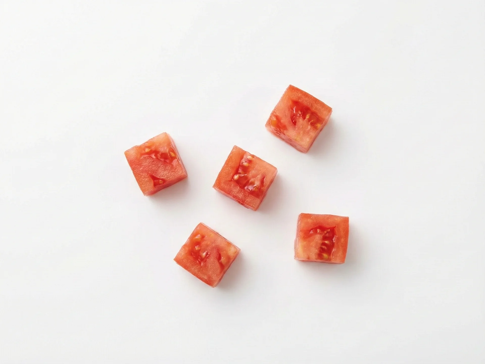 Für Babys von 9-12 Monaten können Sie kleine, mundgerechte Stücke gekochter oder sehr reifer roher Tomaten anbieten, mit oder ohne Haut, je nach Kauvermögen Ihres Babys. Dies fördert den Pinzettengriff und Kaumuskulatur, während mehr Textur eingeführt wird.