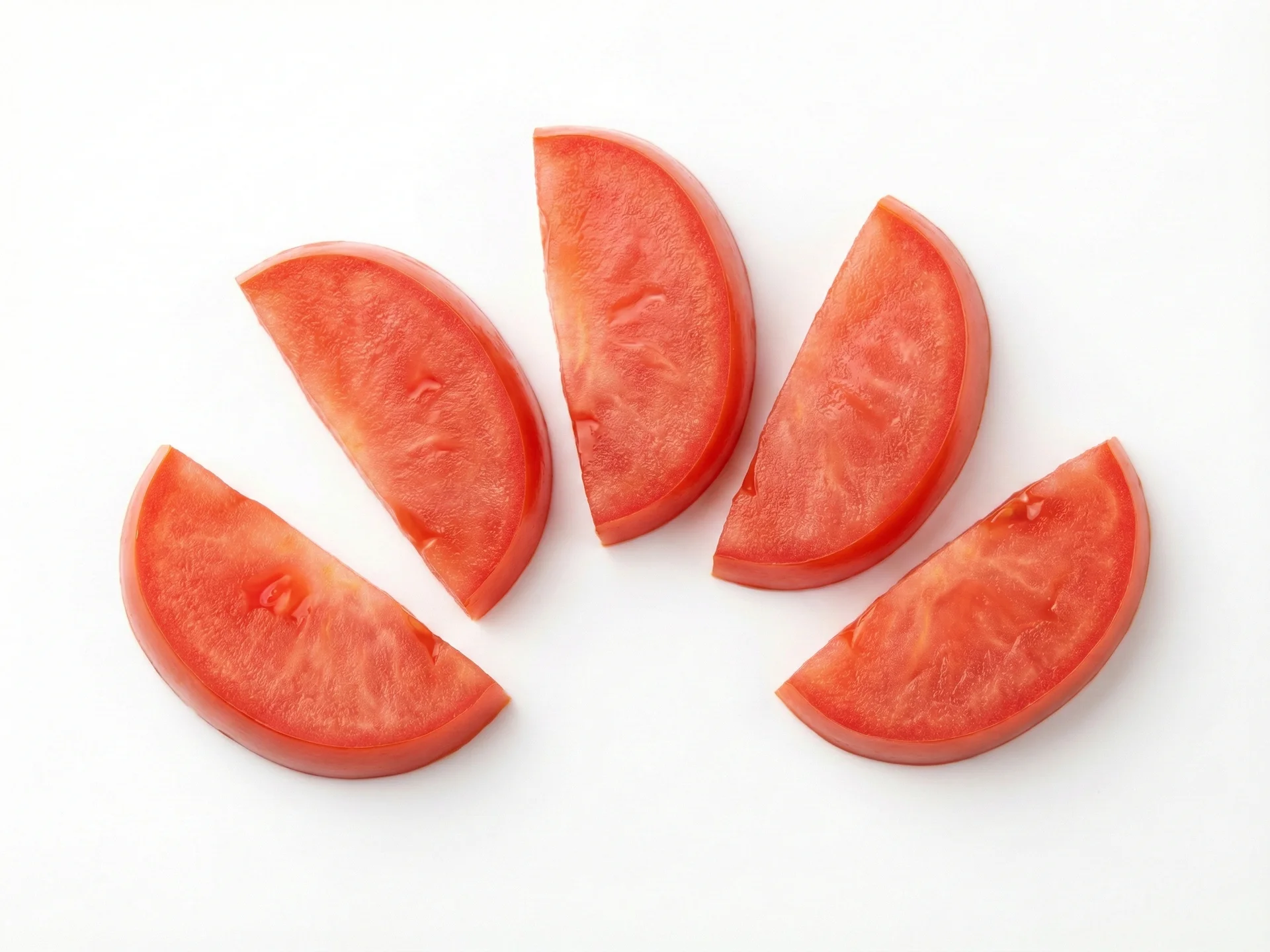 Für Kleinkinder ab 12 Monaten können Tomaten in verschiedenen Formen serviert werden, wie rohe Scheiben, in Salaten oder gekocht in Familienmahlzeiten. Fördern Sie selbstständiges Essen mit altersgerechtem Besteck, um Unabhängigkeit und gesunde Essgewohnheiten zu unterstützen.