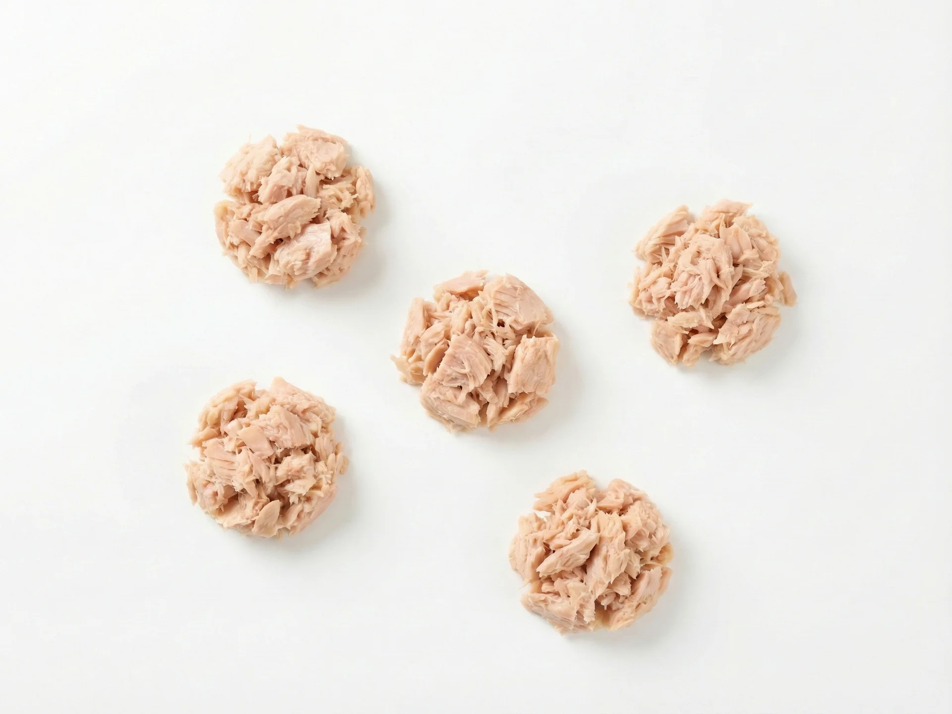 Para bebês de 6-9 meses, cozinhe o atum completamente cozinhando no vapor, assando ou escalfando até atingir 63°C e desfiar facilmente. Remova toda a pele e espinhas, depois amasse ou desfie o atum em pedacinhos macios que seu bebê possa gengivar com segurança. Você pode misturá-lo com abacate amassado ou batata-doce para ajudar a unir.