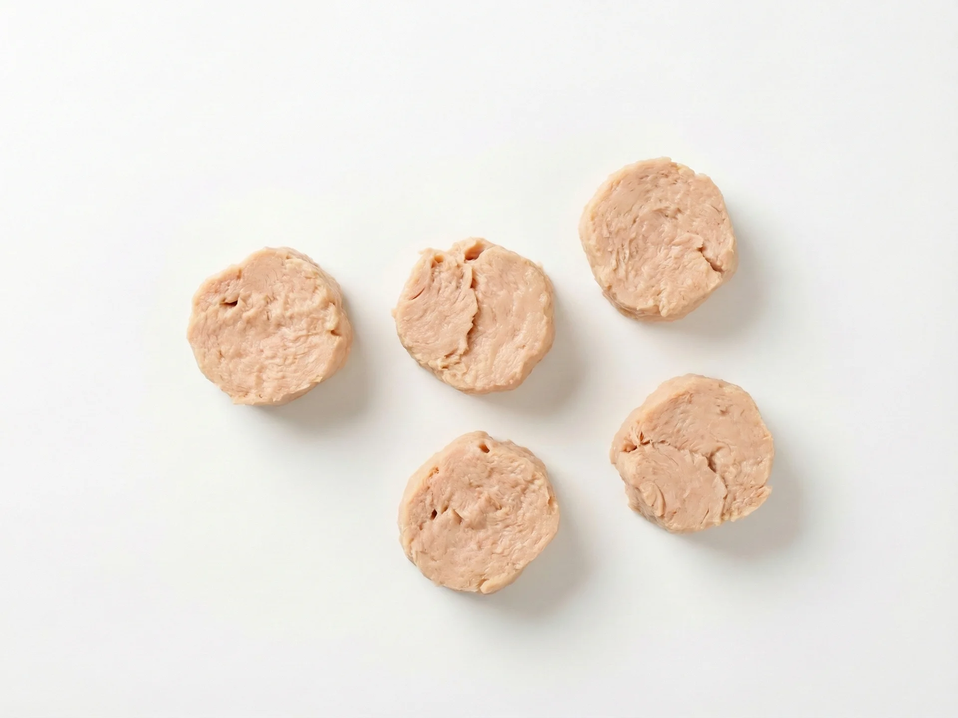 Para bebês de 9-12 meses, você pode oferecer pedaços maiores e macios de atum cozido que eles possam pegar com o desenvolvimento da pinça. Considere formar o atum em pequenas bolinhas macias ou misturá-lo com grãos cozidos como quinoa ou arroz para facilitar o manuseio. Certifique-se de que os pedaços não sejam maiores que 1 cm para reduzir o risco de engasgo.