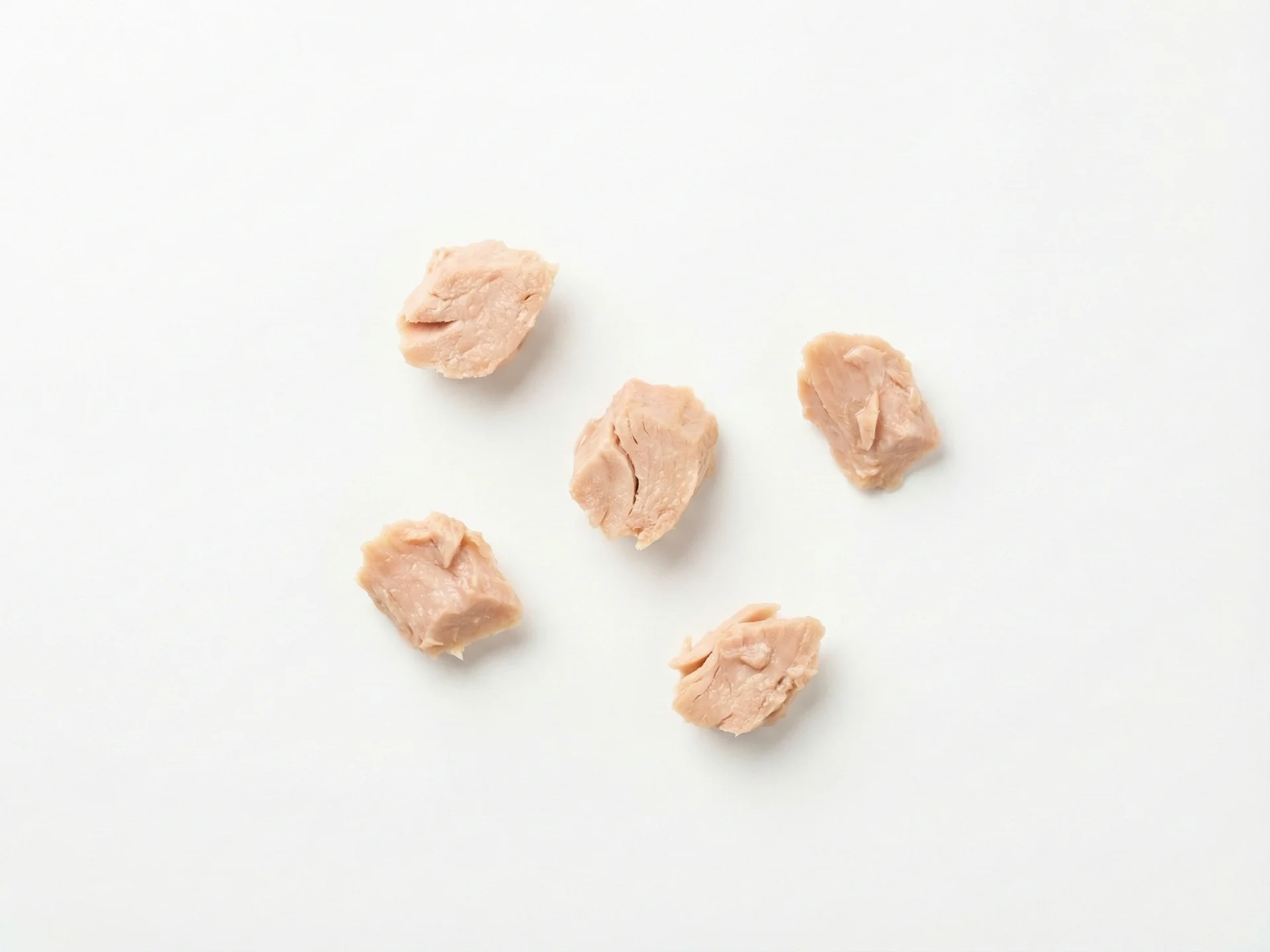 Para crianças a partir de 12 meses, você pode oferecer atum em formas mais variadas, como em sanduíches, saladas ou como parte das refeições familiares. Continue garantindo que esteja desfiado em pedaços pequenos e monitore a presença de espinhas. Você pode gradualmente introduzir mais temperos, mas ainda limite o sal adicionado e evite peixes com alto teor de mercúrio como tubarão ou peixe-espada.