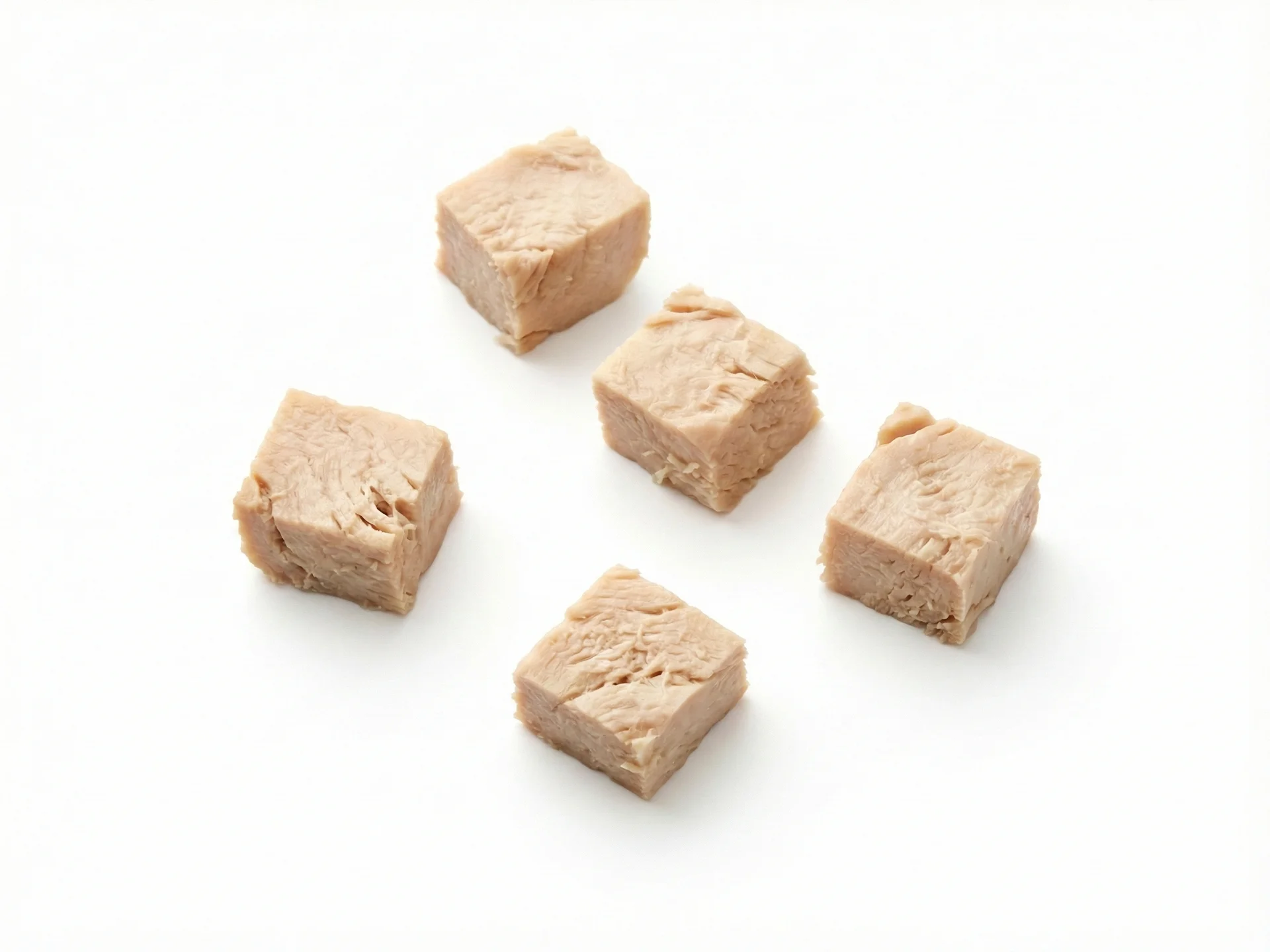 Pour 9 mois et plus, vous pouvez proposer de plus petits morceaux adaptés à la bouche, au fur et à mesure que les bébés développent leur prise en pince. La dinde peut être servie en dés, mélangée à des plats comme du riz ou des légumes, ou en boulettes moelleuses. Continuez à vous assurer qu'elle est humide et tendre pour faciliter la mastication.