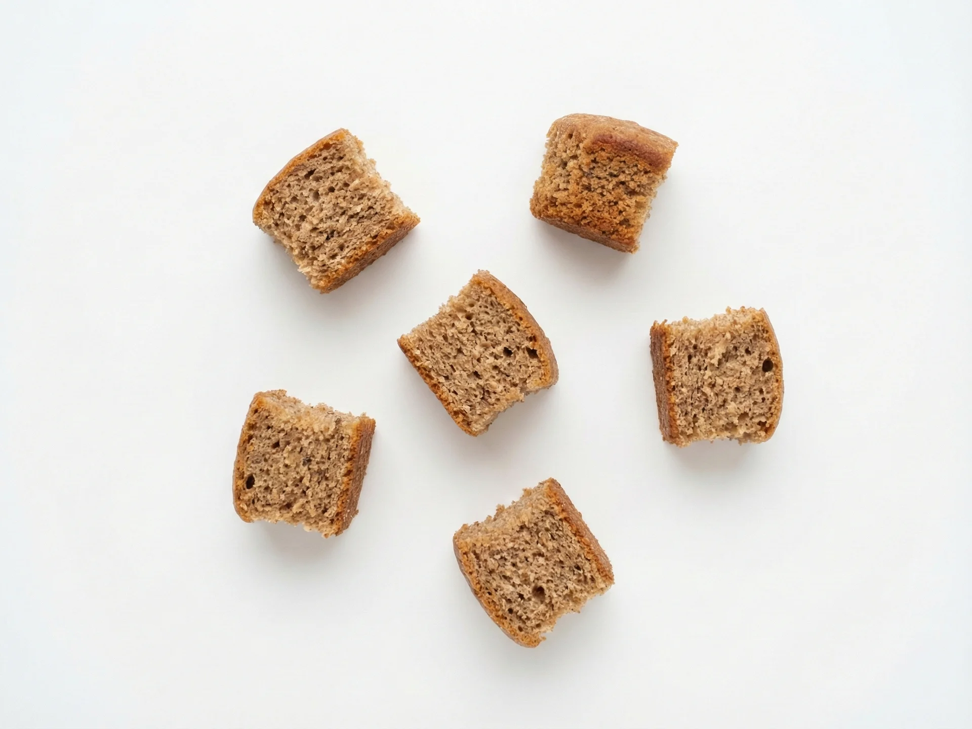 Au fur et à mesure que votre bébé développe la prise en pince, proposez de plus petits morceaux de pâtes cuites jusqu'à tendreté ou de petits morceaux de pain complet. Vous pouvez introduire des aliments à base de blé avec plus de texture comme des pancakes ou des muffins complets coupés en petits cubes. Continuez à vous assurer que les aliments sont mous et faciles à mâcher.