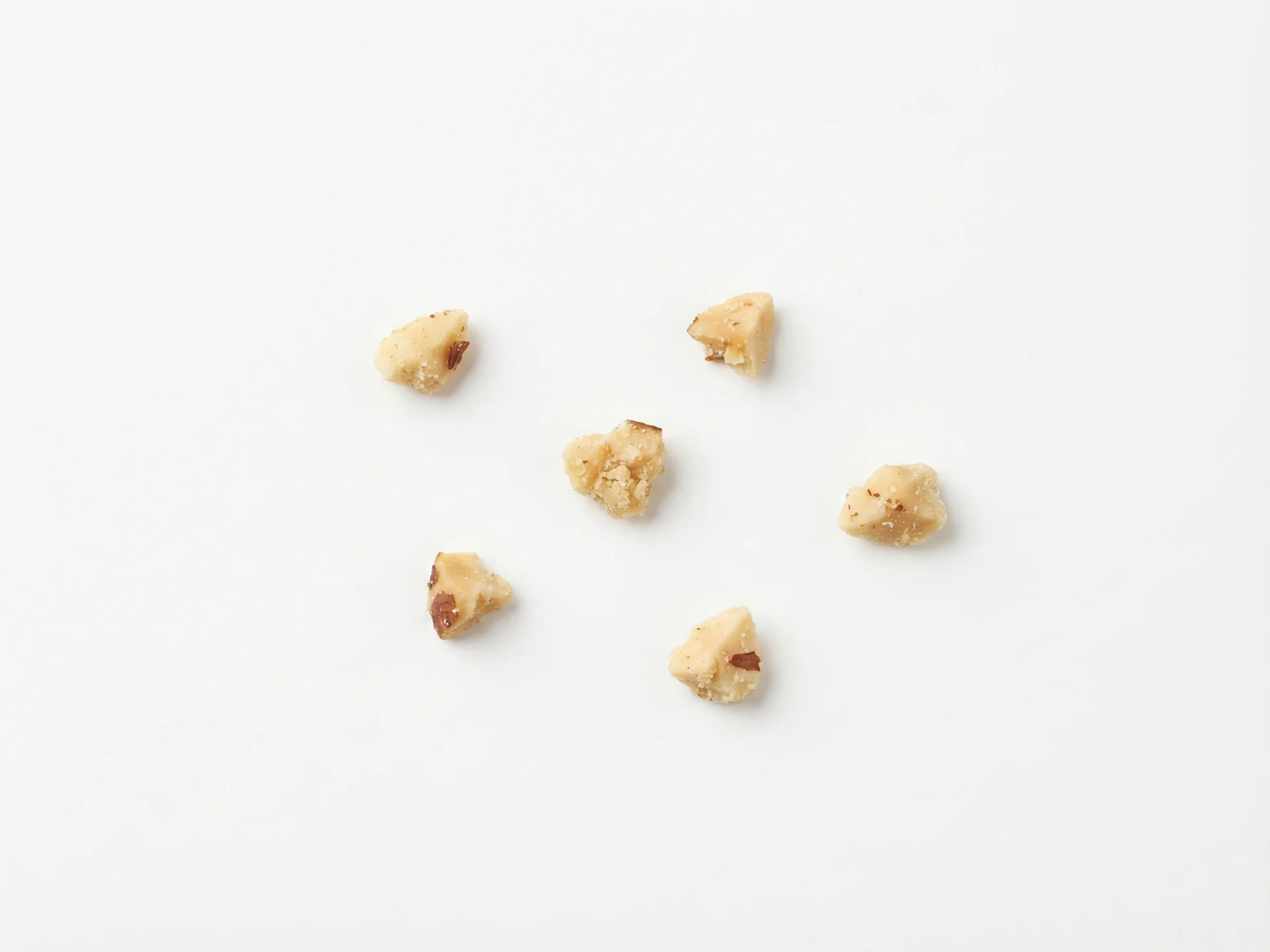 Per bambini da 12 mesi in su, puoi introdurre forme più strutturate come arachidi tritate finemente o burro di arachidi con pezzi, ma assicurati che i pezzi siano piccoli e morbidi. Servile come condimento sul porridge o mescolate in prodotti da forno, sempre supervisionando per prevenire il soffocamento.