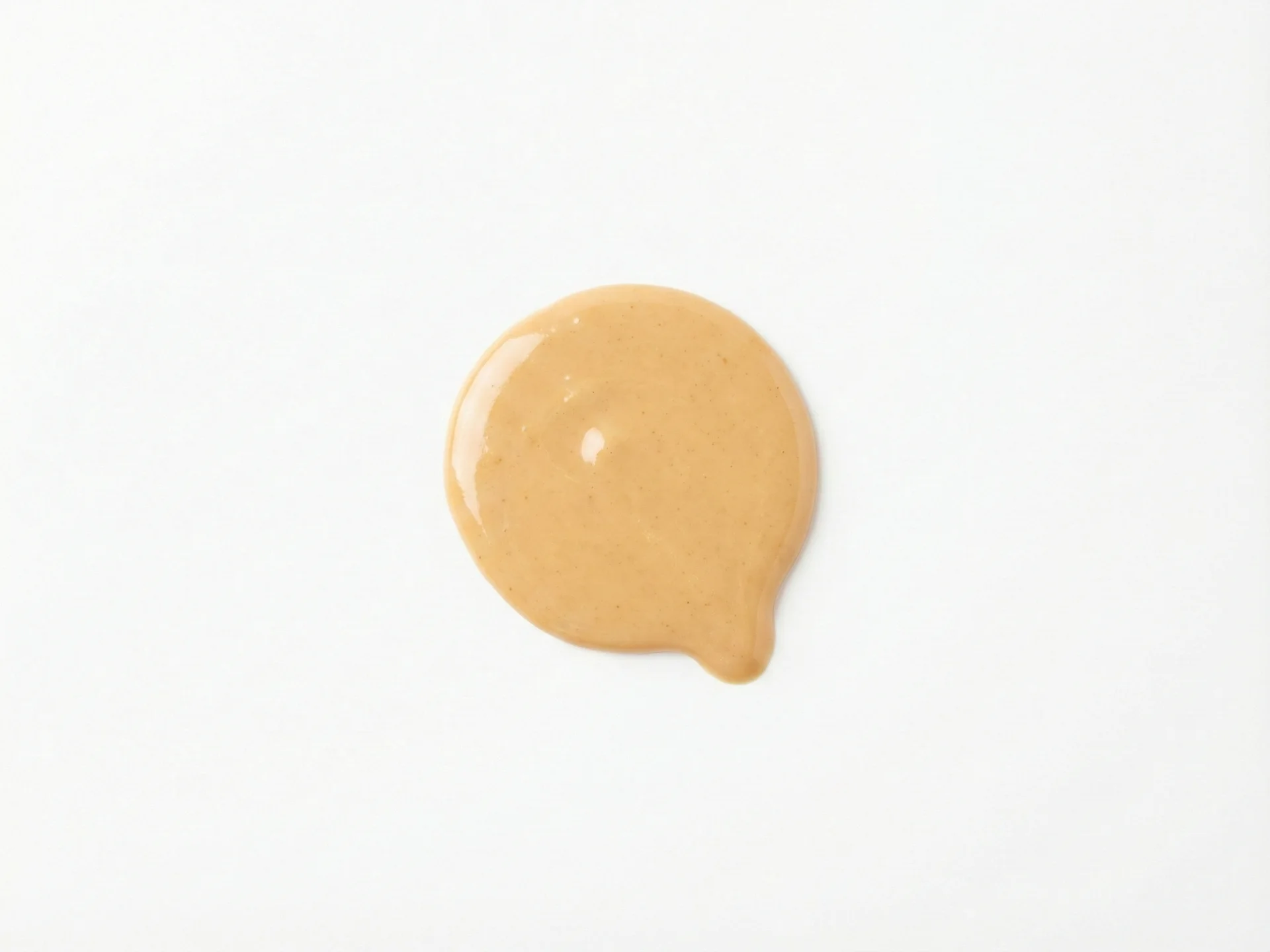 Pour les bébés de 6 à 9 mois, diluez le beurre de cacahuète lisse avec du lait maternel, du lait infantile ou de l'eau jusqu'à obtenir une consistance liquide et coulante. Vous pouvez étaler une fine couche sur un aliment mou comme une tranche de banane ou le proposer sur une cuillère pré-remplie pour l'autonomie. Évitez les quantités épaisses pour prévenir l'étouffement.