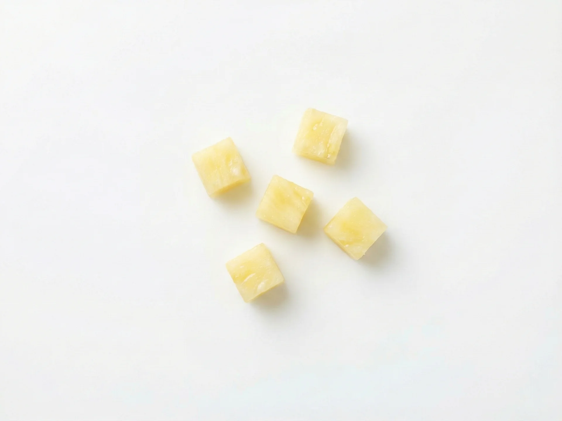 Voor baby's van 6-9 maanden: prak rijpe ananas tot een gladde puree of snijd het in hele kleine, zachte stukjes. Zorg dat het volledig rijp is en vrij van vezelige draden om verstikking te voorkomen. Je kunt het mengen met yoghurt of havermout voor makkelijker eten.