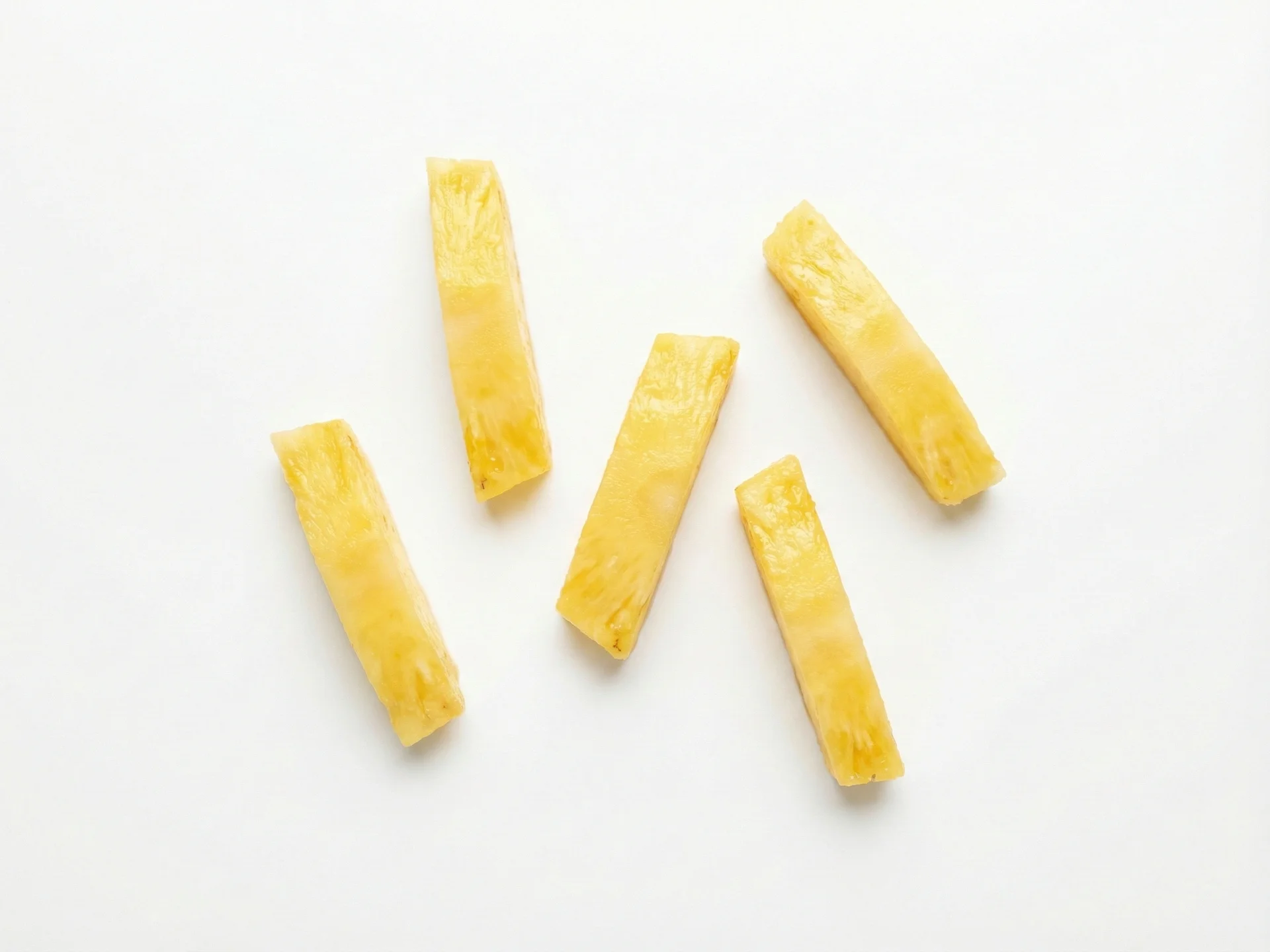 Voor baby's van 9-12 maanden: bied ananas aan in grotere, spiesvormige stukken die ze kunnen vasthouden en op kunnen kauwen. De stukken moeten ongeveer zo groot zijn als twee volwassen vingers tegen elkaar, zodat ze gemakkelijk vast te houden zijn maar te groot om in één keer door te slikken.