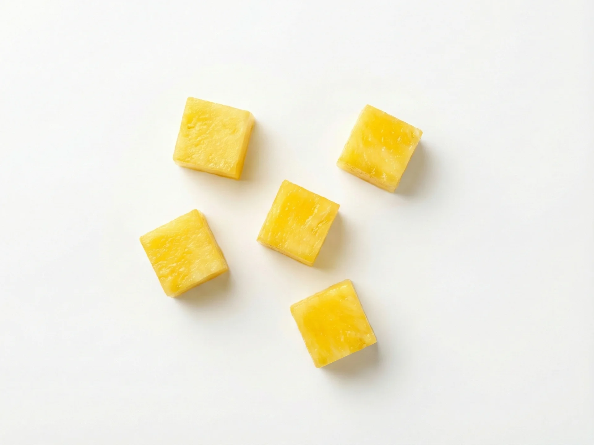 Voor peuters vanaf 12 maanden: je kunt hapklare blokjes ananas aanbieden naarmate ze beter leren kauwen. Zorg dat het rijp en zacht blijft, en overweeg het toe te voegen aan salades, smoothies of gekookte gerechten voor variatie.